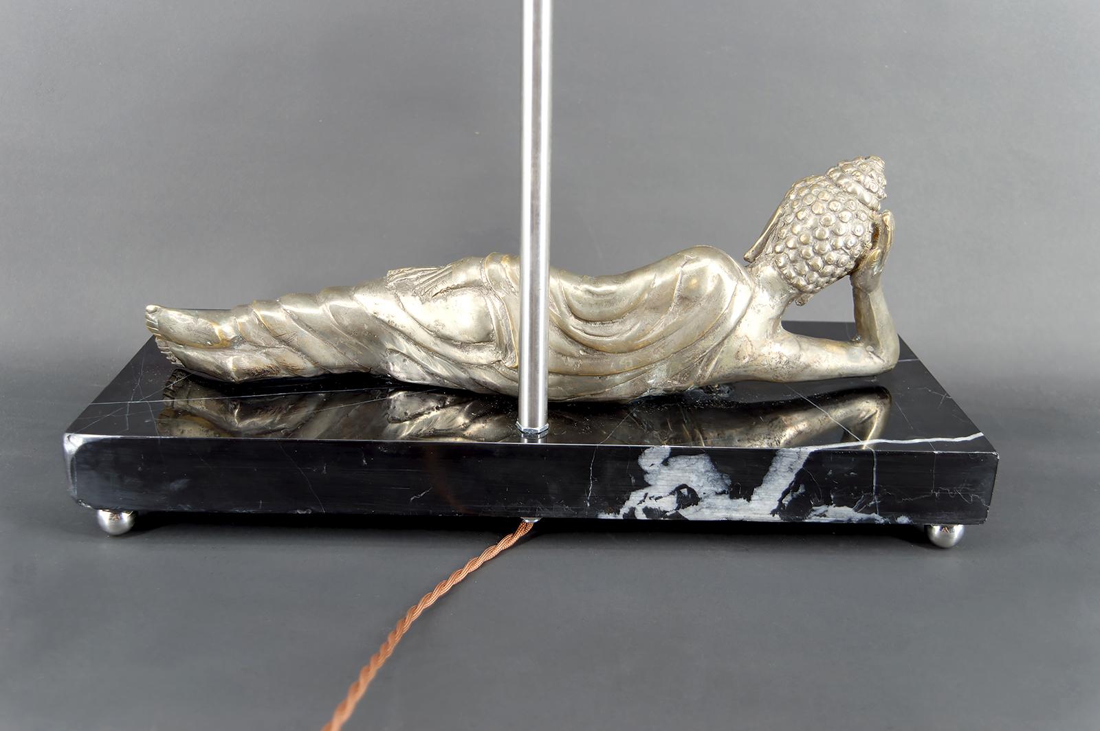 Importante lampe bouddha en bronze argenté sur base en marbre noir, Indochine, années 1930 en vente 4