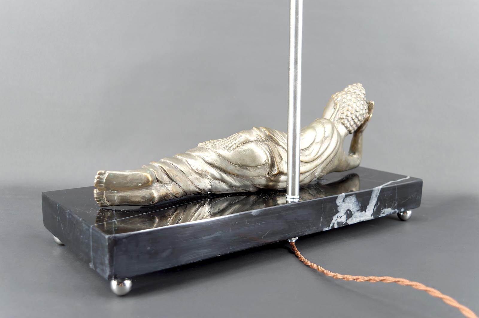 Importante lampe bouddha en bronze argenté sur base en marbre noir, Indochine, années 1930 en vente 5