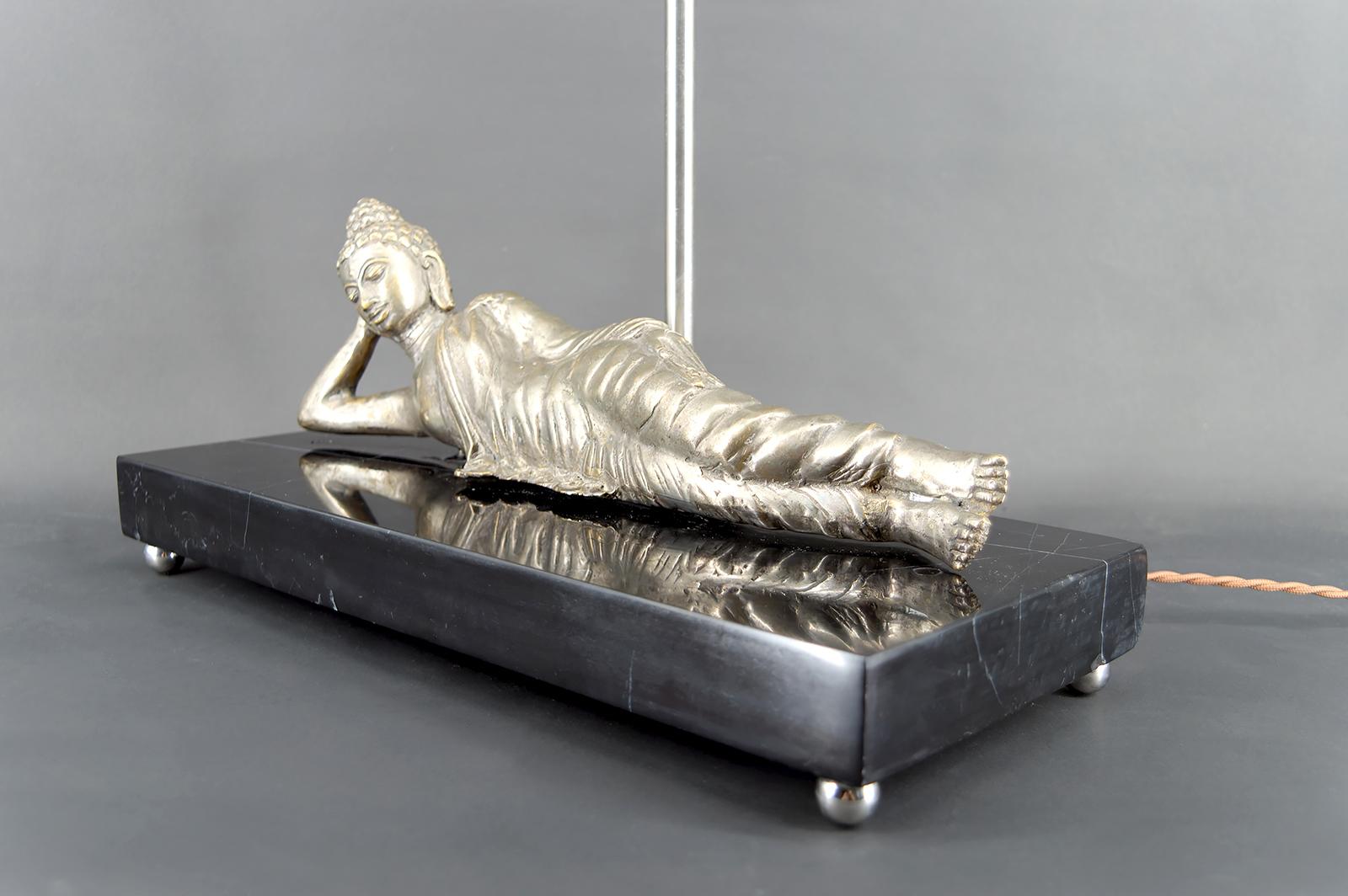 Importante lampe bouddha en bronze argenté sur base en marbre noir, Indochine, années 1930 en vente 6