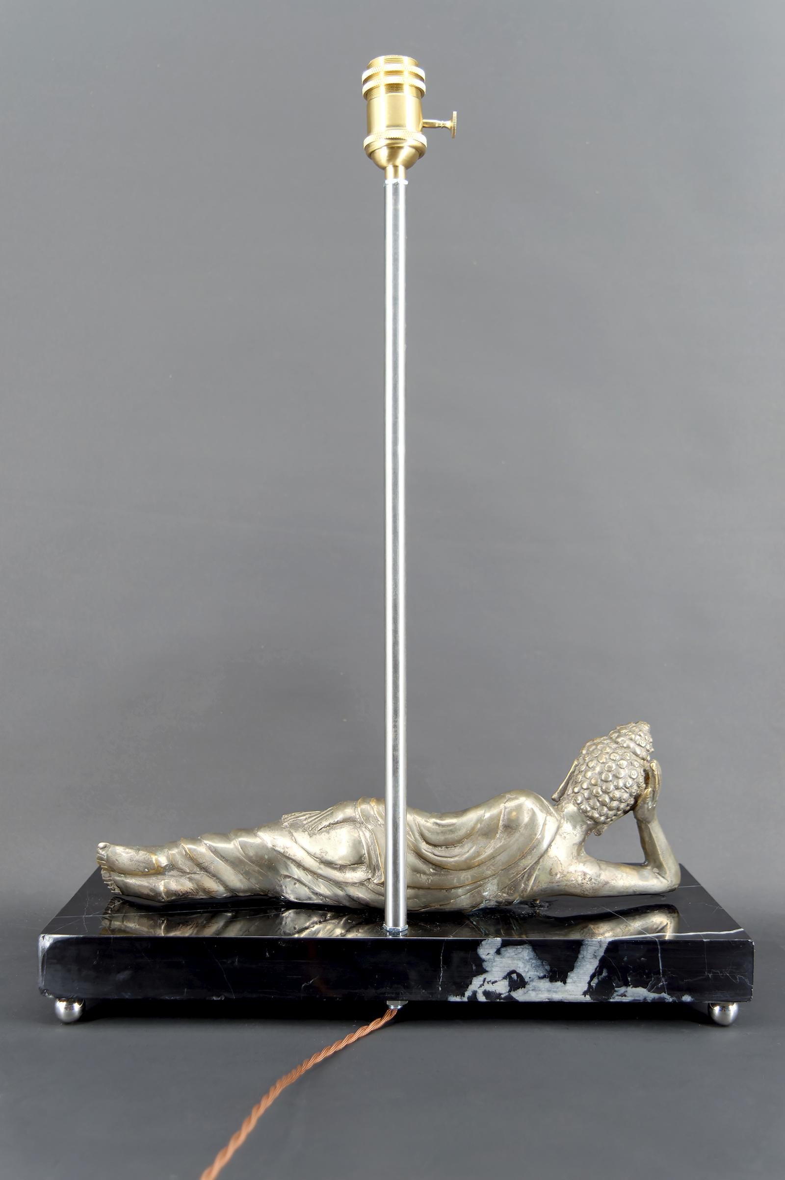 Art déco Importante lampe bouddha en bronze argenté sur base en marbre noir, Indochine, années 1930 en vente
