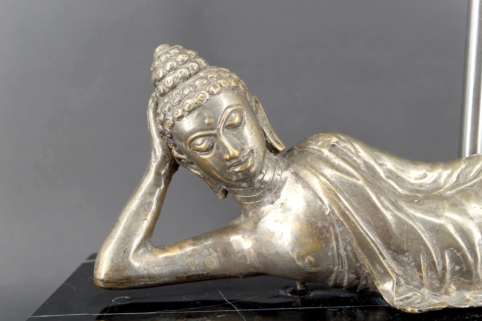 Moulage Importante lampe bouddha en bronze argenté sur base en marbre noir, Indochine, années 1930 en vente