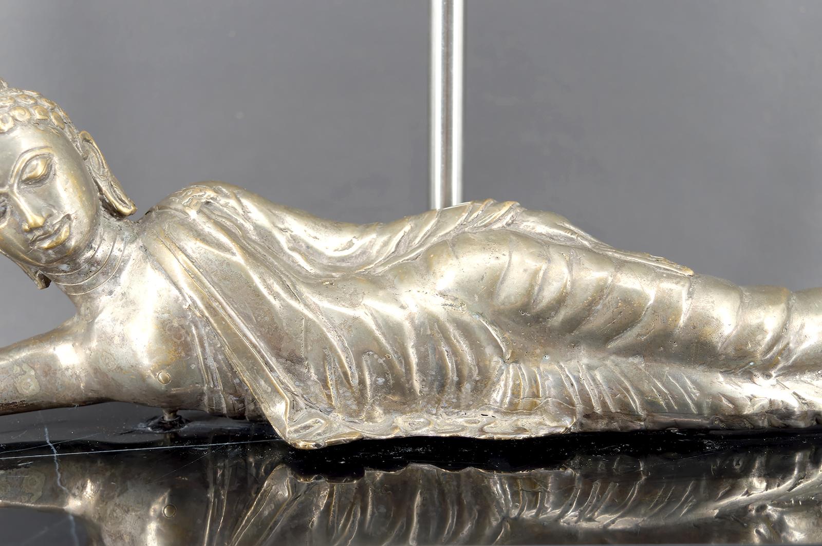 Importante lampe bouddha en bronze argenté sur base en marbre noir, Indochine, années 1930 Bon état - En vente à VÉZELAY, FR