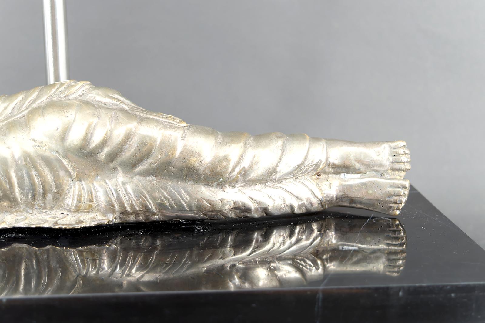 Milieu du XXe siècle Importante lampe bouddha en bronze argenté sur base en marbre noir, Indochine, années 1930 en vente