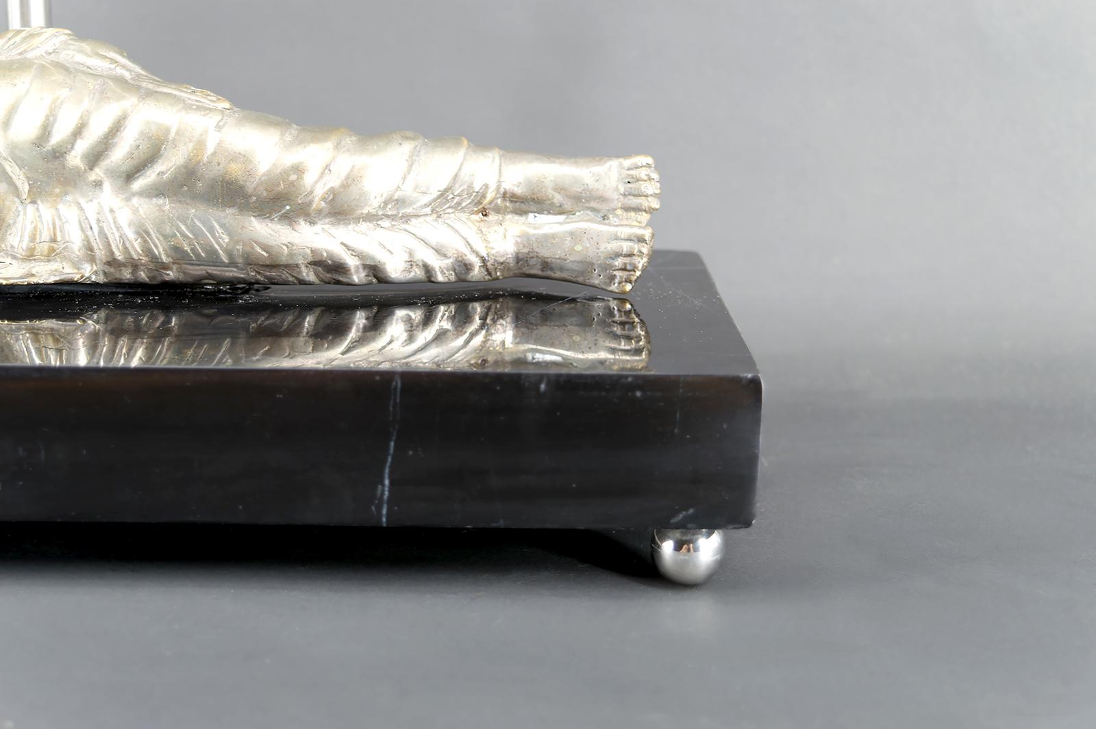 Métal Importante lampe bouddha en bronze argenté sur base en marbre noir, Indochine, années 1930 en vente