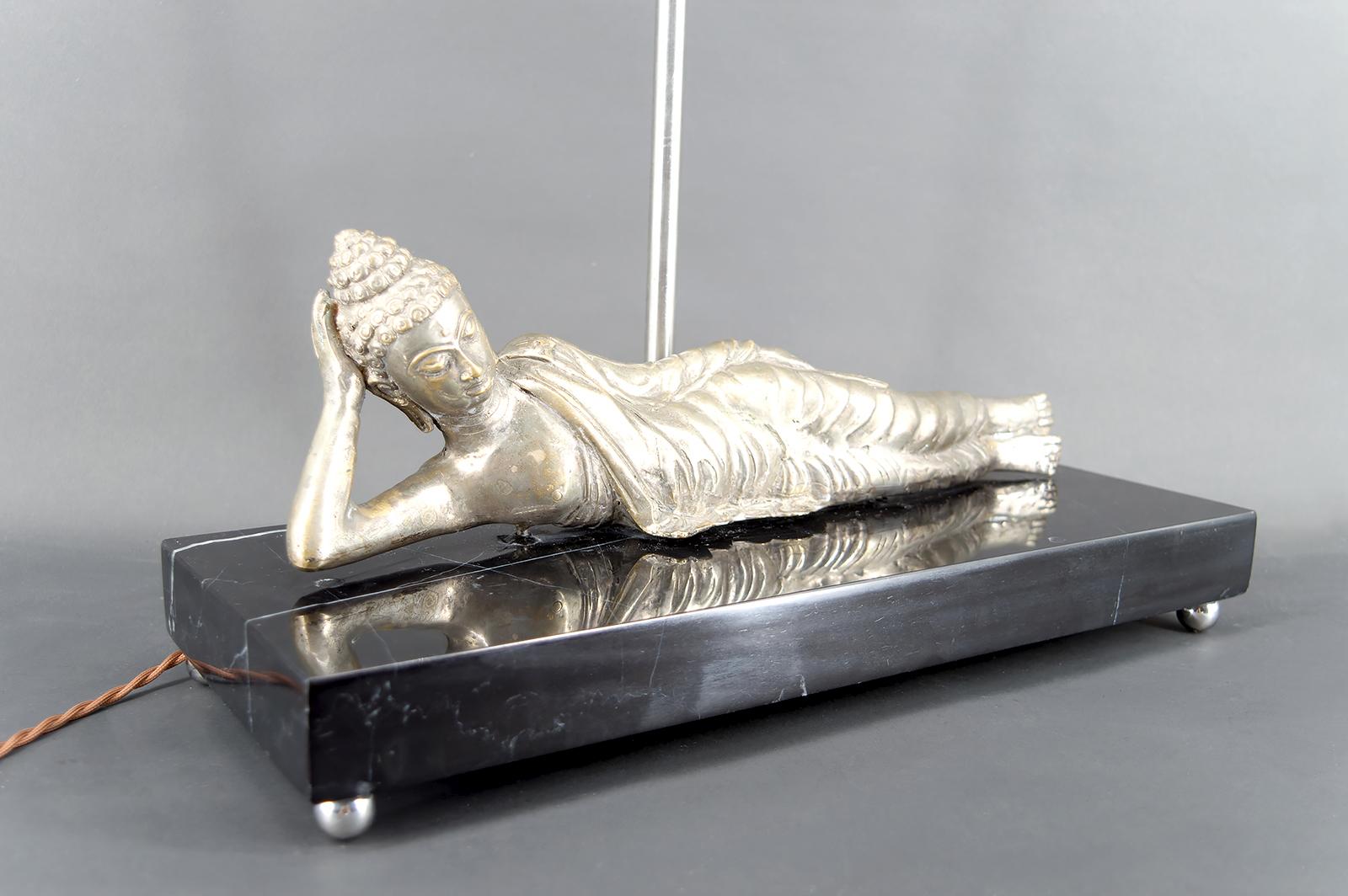 Importante lampe bouddha en bronze argenté sur base en marbre noir, Indochine, années 1930 en vente 1