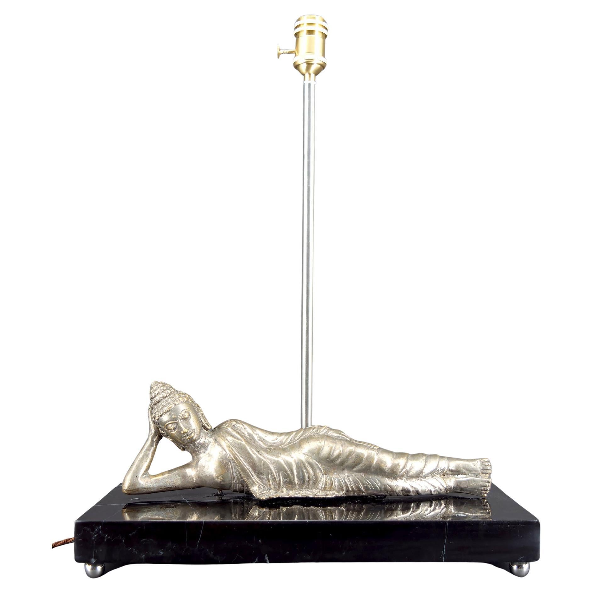 Importante lampe bouddha en bronze argenté sur base en marbre noir, Indochine, années 1930 en vente
