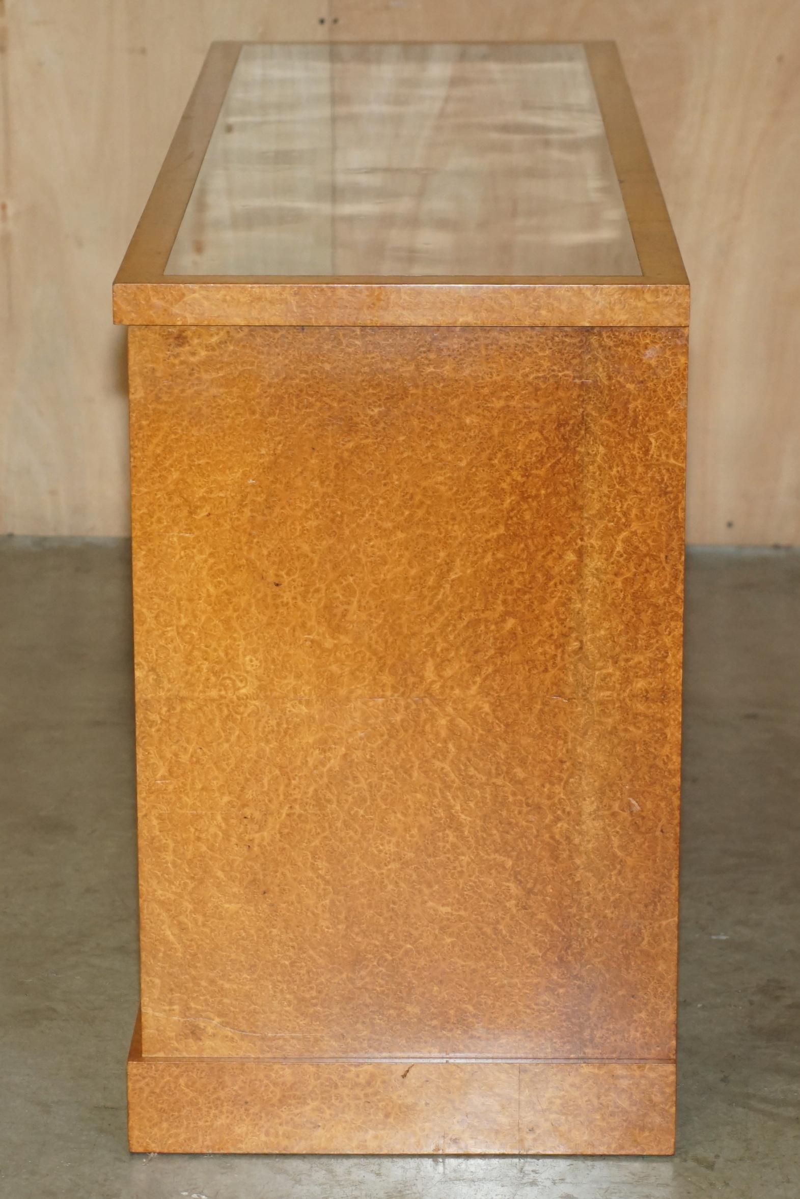 IMPORTANTE Soane BRITAIN MADE FOR BENTLEY AMBOYNA BURL SiDEBOARD in vendita 10
