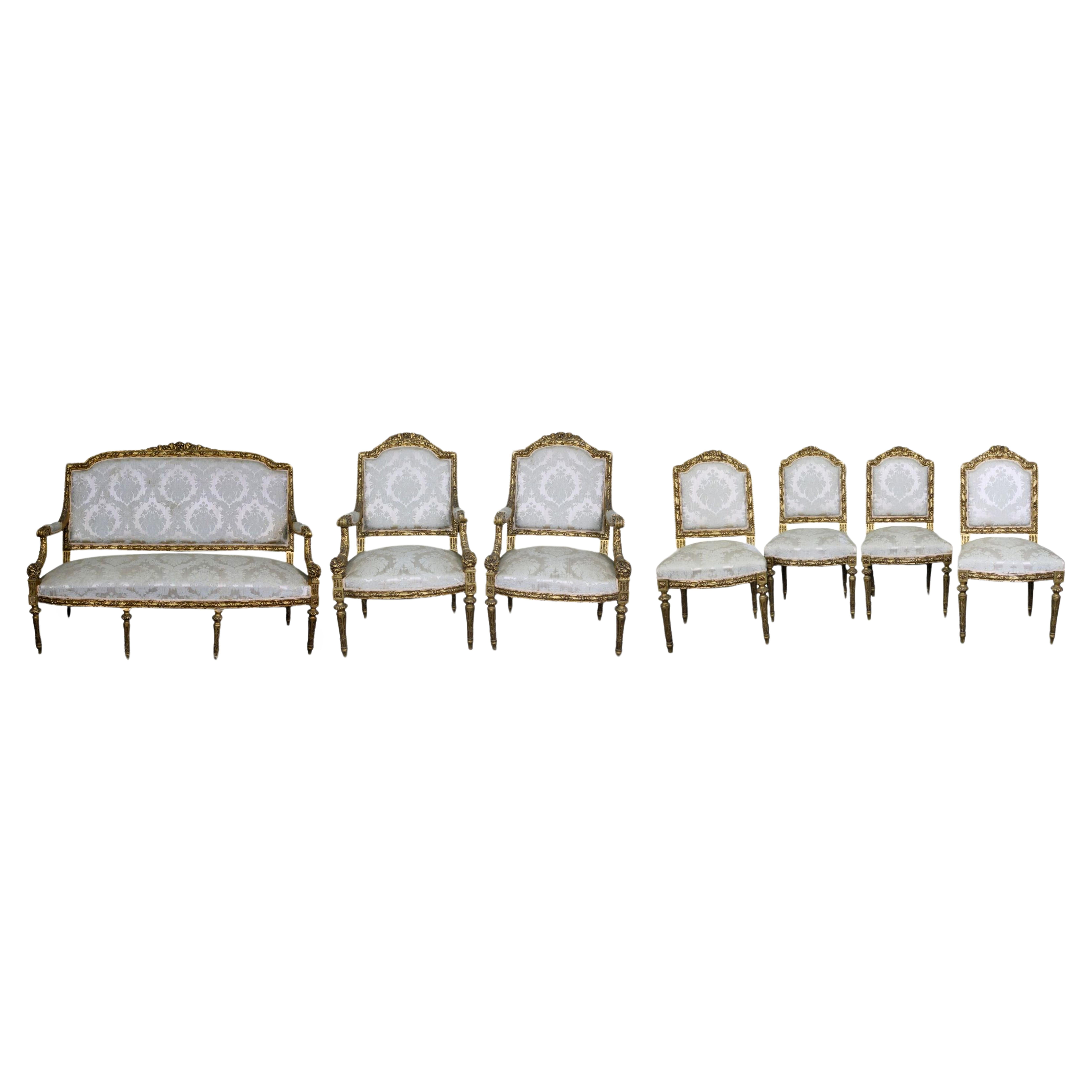 Important ensemble de canapés, paire de fauteuils et lot de 4 chaises de style Louis XVI du 19e siècle

SOFA
en bois richement sculpté et doré de style Louis XVI, France, fin du 19e siècle, h 125 x 160 x 75 cm

PAIRE DE FAUTEUILS
en bois richement