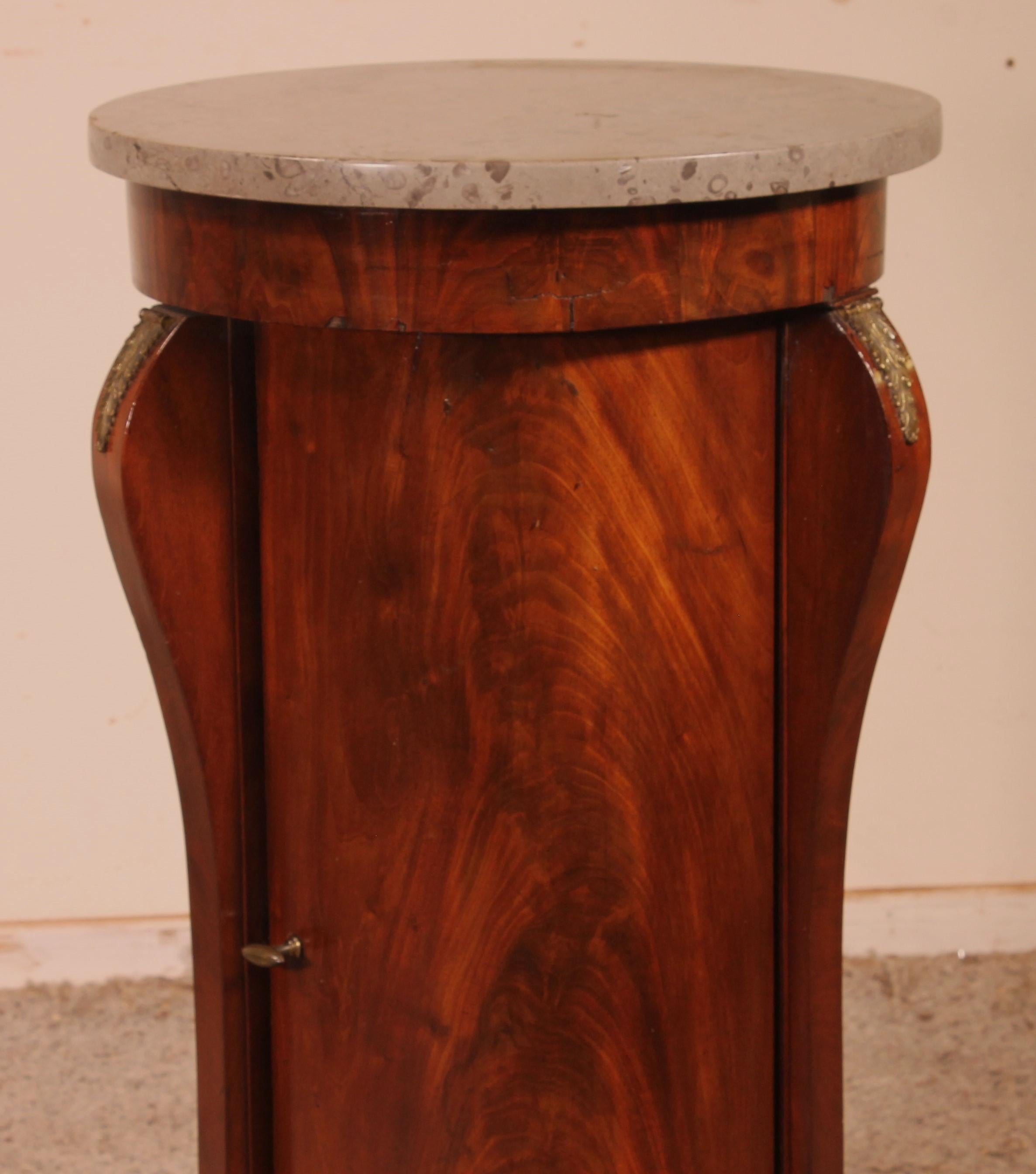 Rare important Somno from the Empire period entirely in Mahogany veneer from Cuba and featuring a gray marble
It is unusual to find a somno of this size since it is larger than the average. In addition it has three branches decorated with