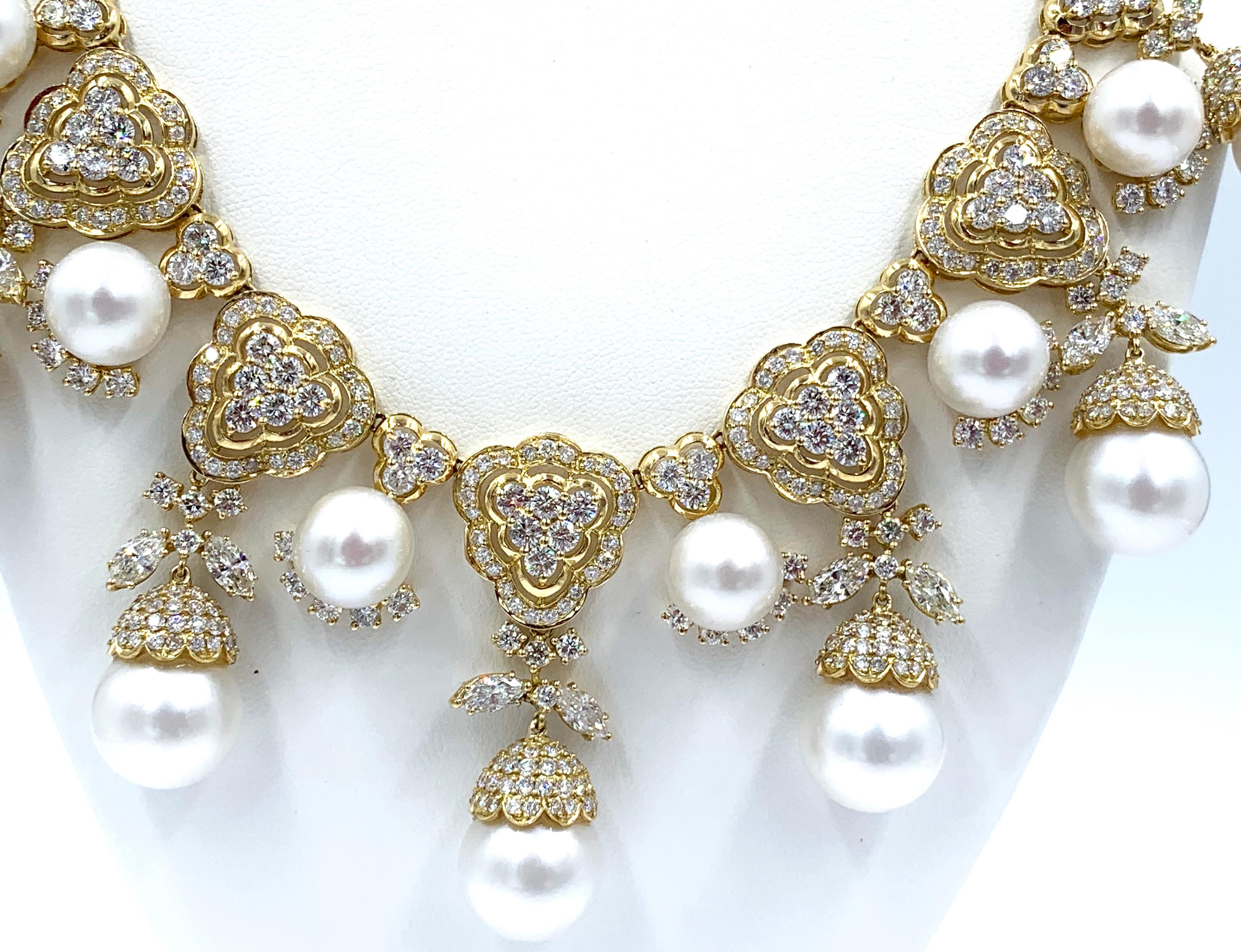 Round Cut Important South Sea Pearl and Diamond Necklace 18 Karat Yellow Gold For Sale