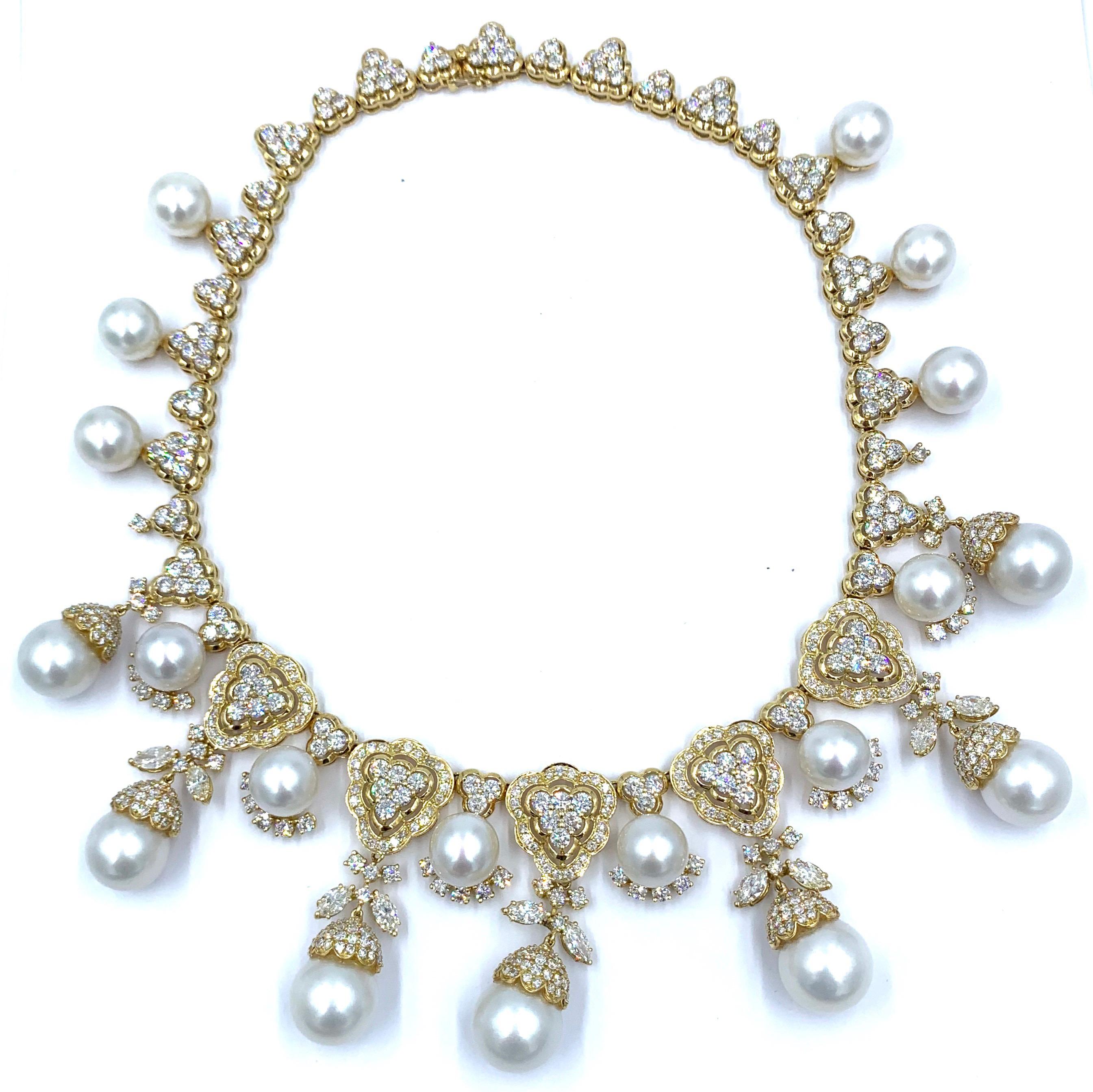 Women's or Men's Important South Sea Pearl and Diamond Necklace 18 Karat Yellow Gold For Sale