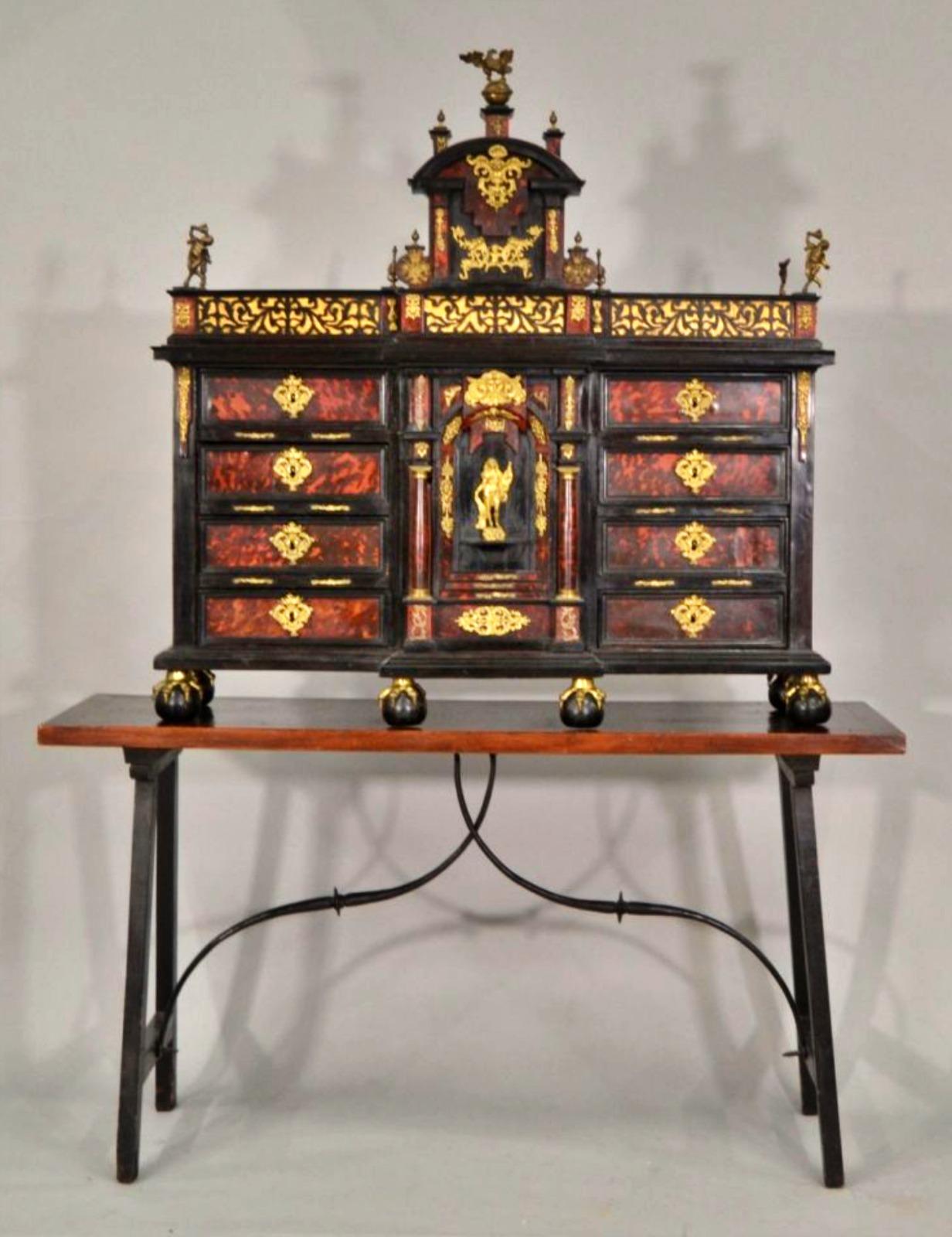 Important Spanish Cabinet, 17th Century In Good Condition For Sale In Madrid, ES