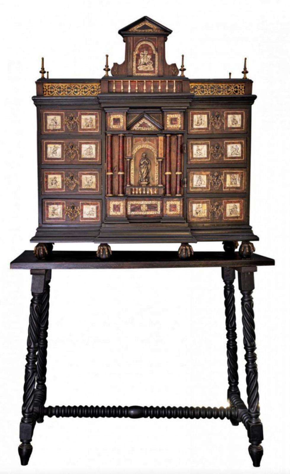 Spanish-Flemish Bargueño 17th century.
In ebonized wood with tortoiseshell and bone marquetry.
Bargueño of three streets. Central street with a chapel flanked by columns with an image of the Immaculate Conception in bronze. Side rails with four