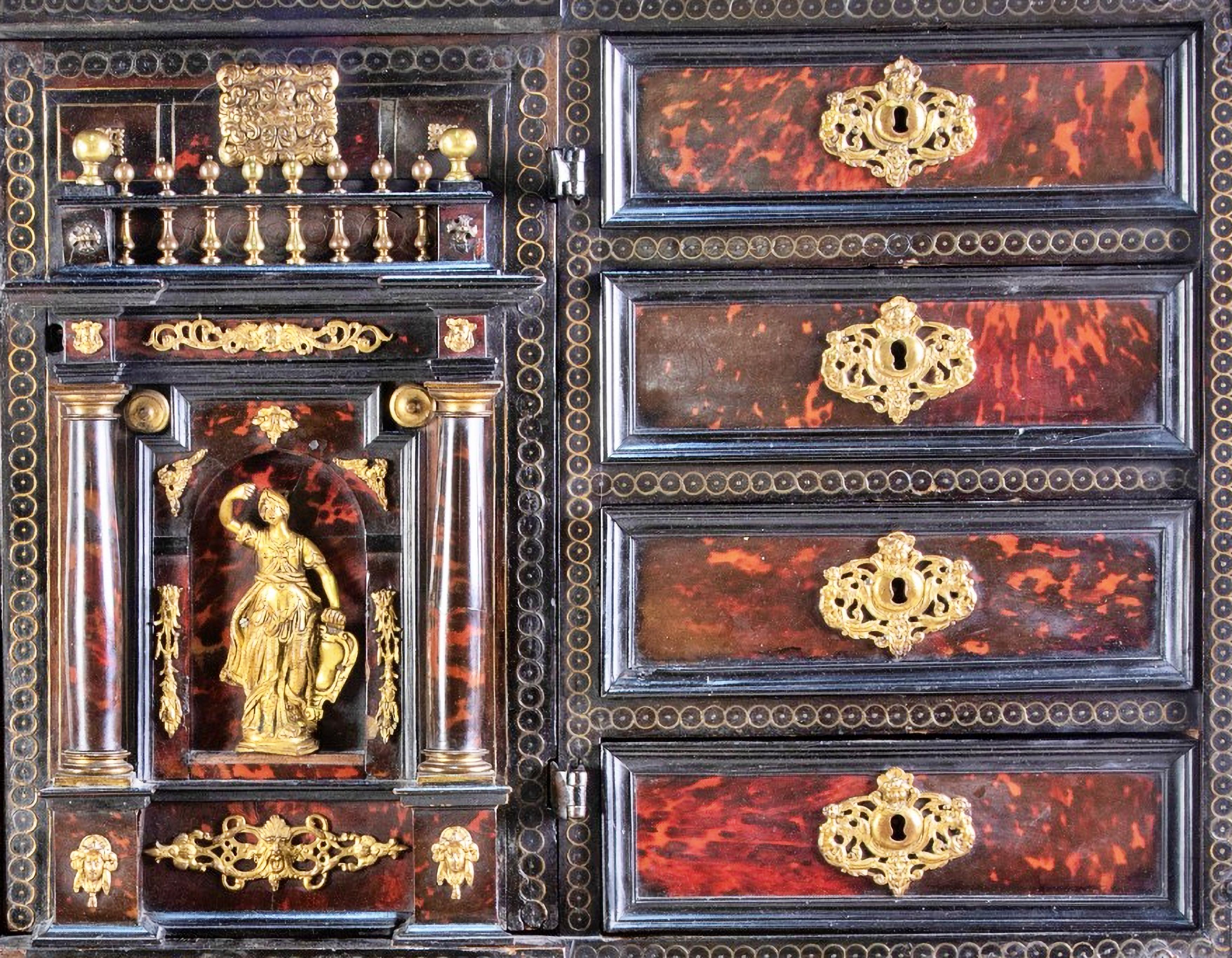 Architectural front litter bin in tortoiseshell, ebonized wood, brass, rosewood and bronze.

Cabinet Spanish-Flemish work 17th Century

measures: 63 x 34 x 106 cm.

Central door, with the figure of Pallas Athena, flanked by Doric columns,