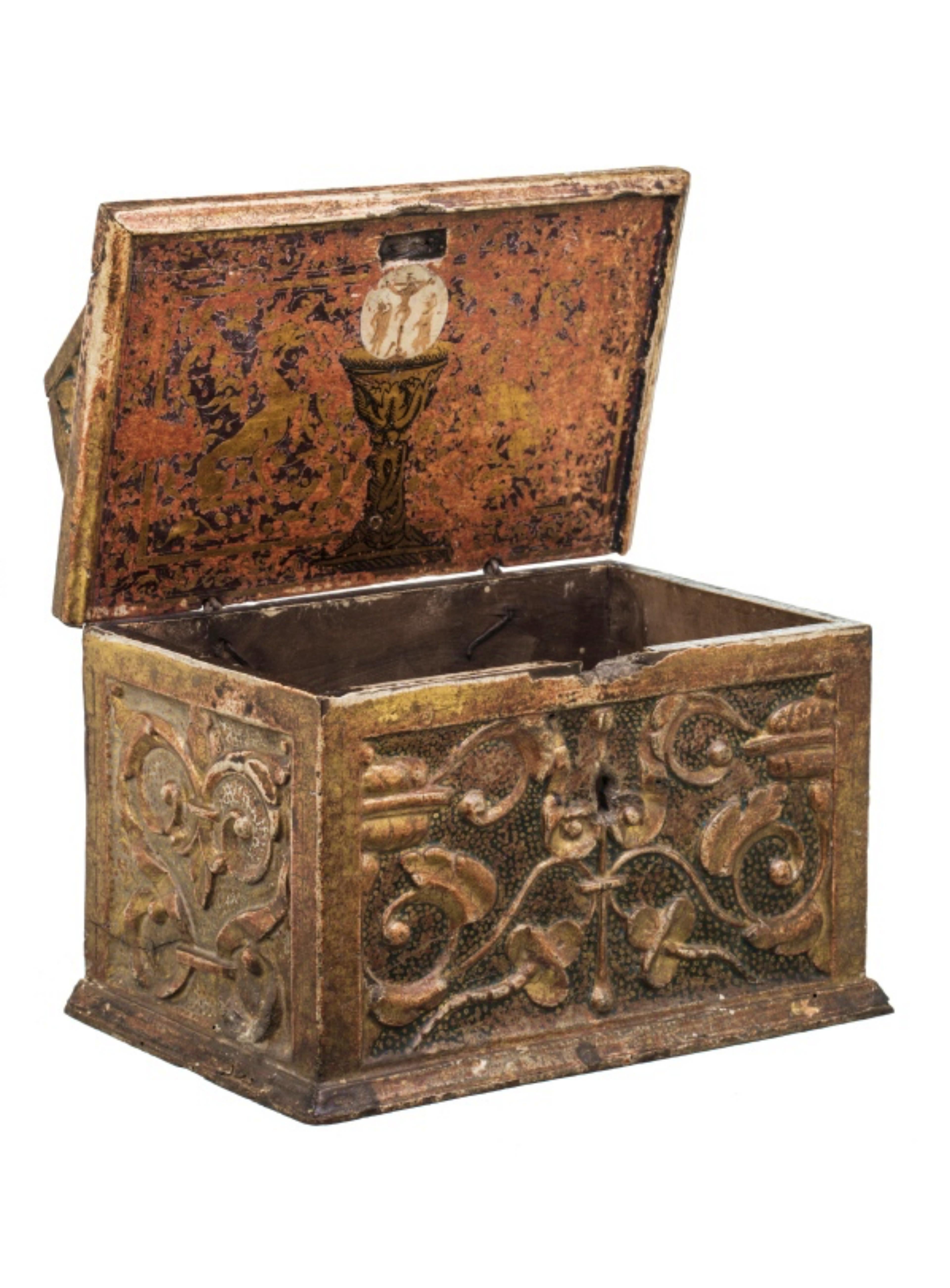 Important Spanish safe box
14th-15th century.
Lacquered wood
with parallelepiped shape with triangular section roof-shaped lid, decorated with vegetal windings.
Interior decorated with two stylized and affronted animals inside a frame and in the