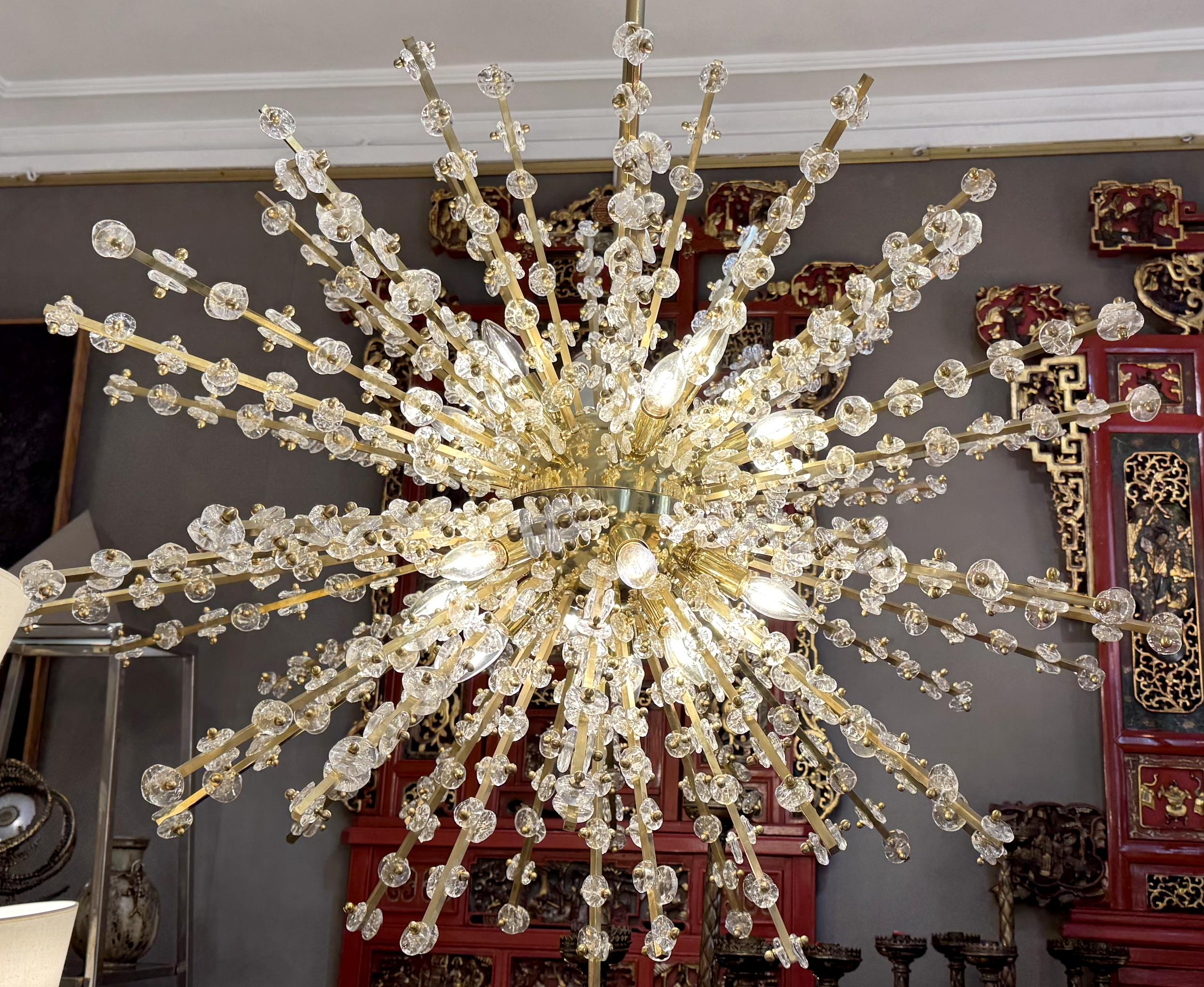Important brass and glass “sputnik” chandelier.
A brass sphere supports numerous brass spokes on which hang a multitude of small flowers in transparent Murano glass.
The suspension rod can be shortened, or changed for a longer one.

The chandelier