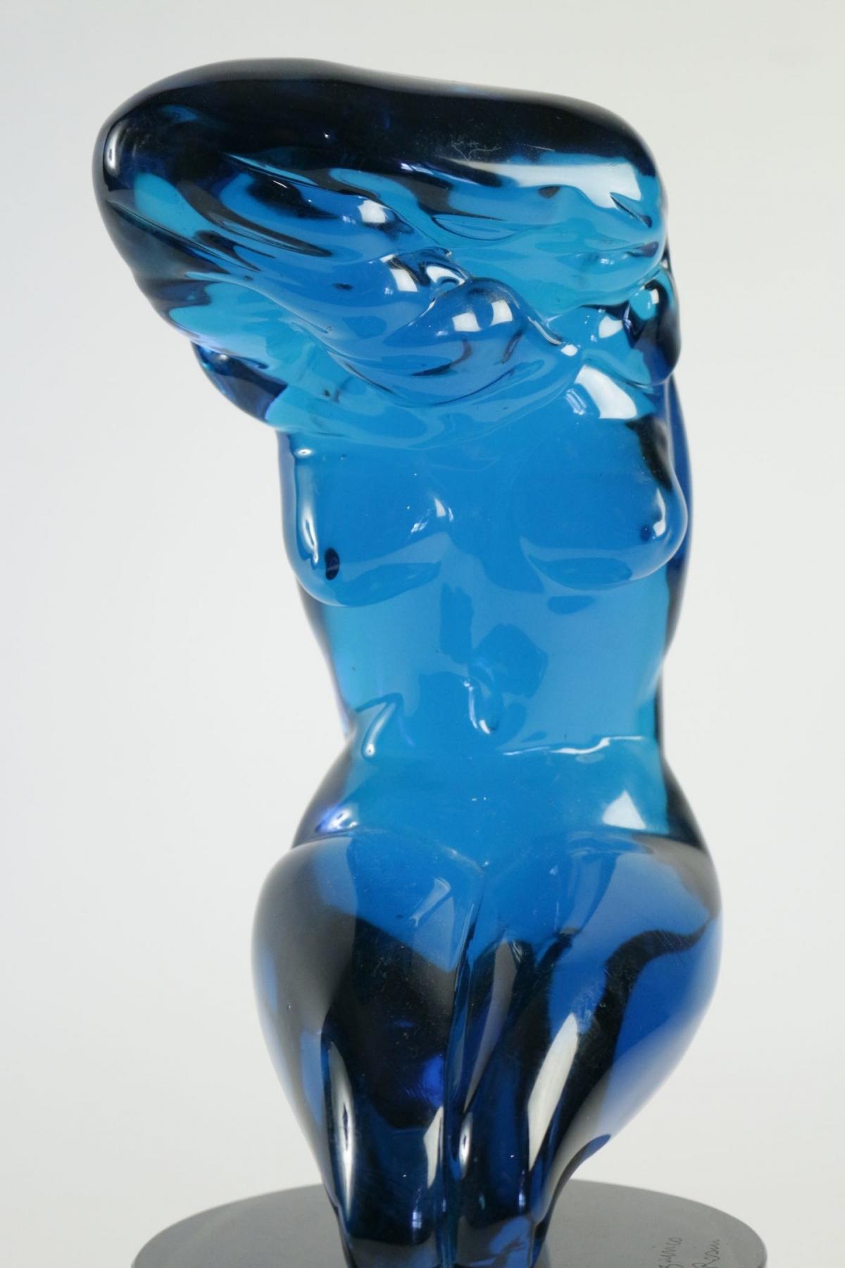 Important statue of L.rosin, Italy, Murano glass of blue color, signed and dated under the pedestal: Murano 25-10-1978
Measures:H: 39cm, D: 18cm.