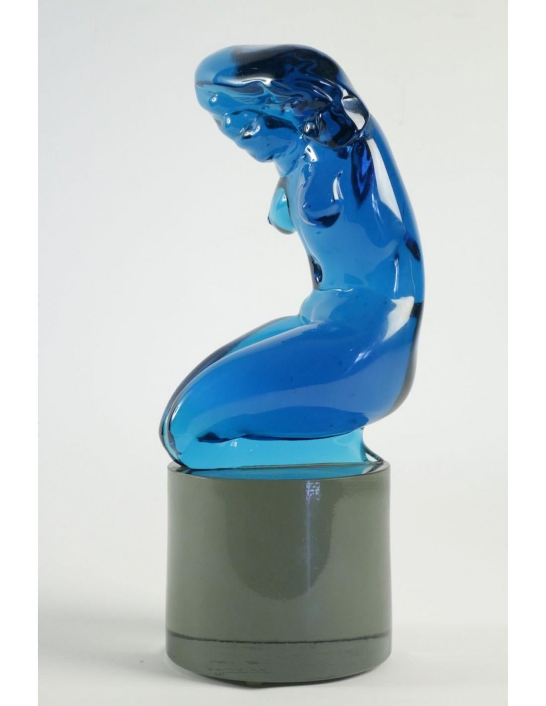 Important statue of L.rosin, Italy, Murano glass of blue color, signed and dated under the pedestal: Murano 25-10-1978
Measures:H: 39cm, D: 18cm.