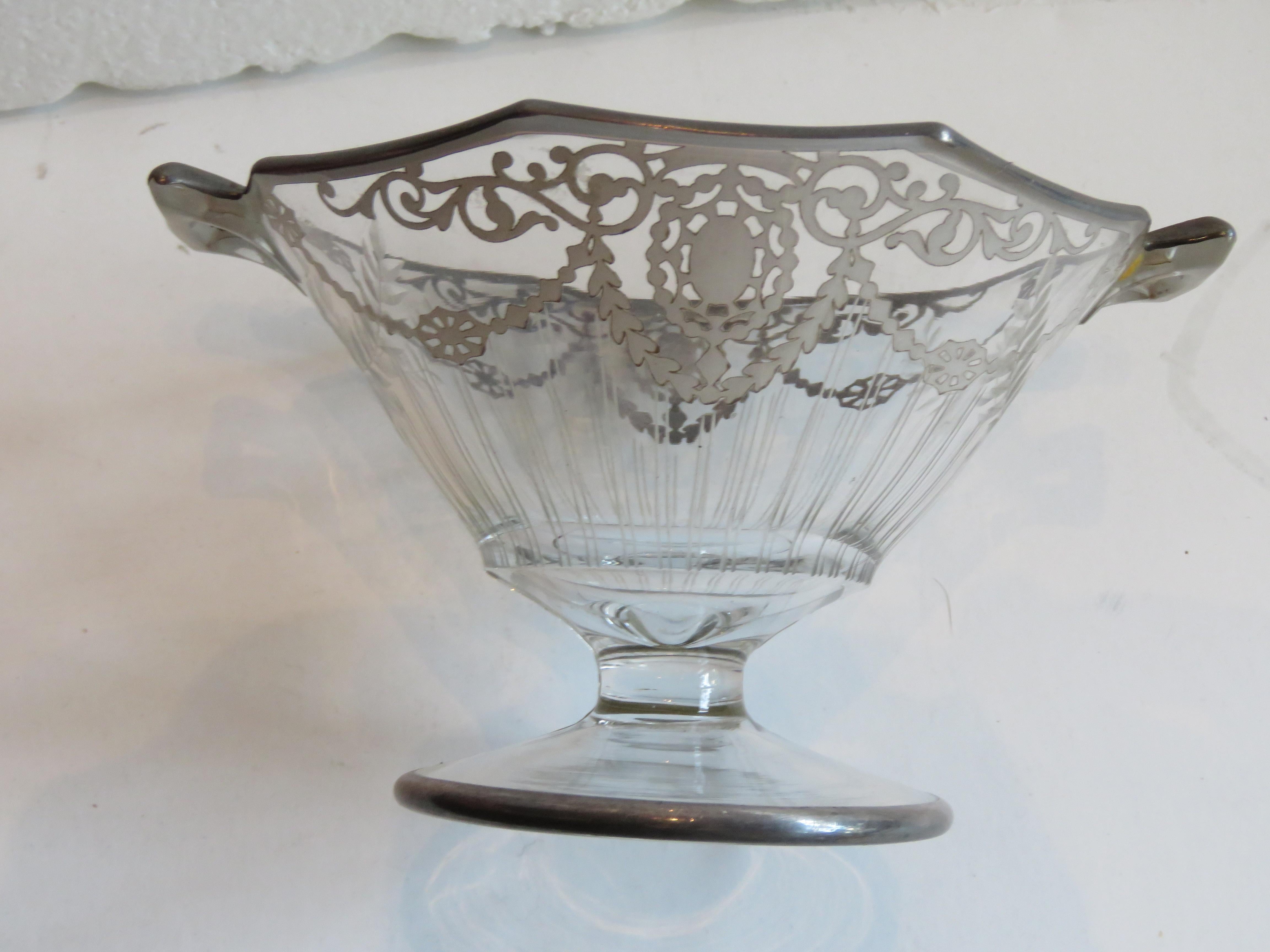 Français Importante compote de centre de table en verre recouvert d'argent sterling en vente