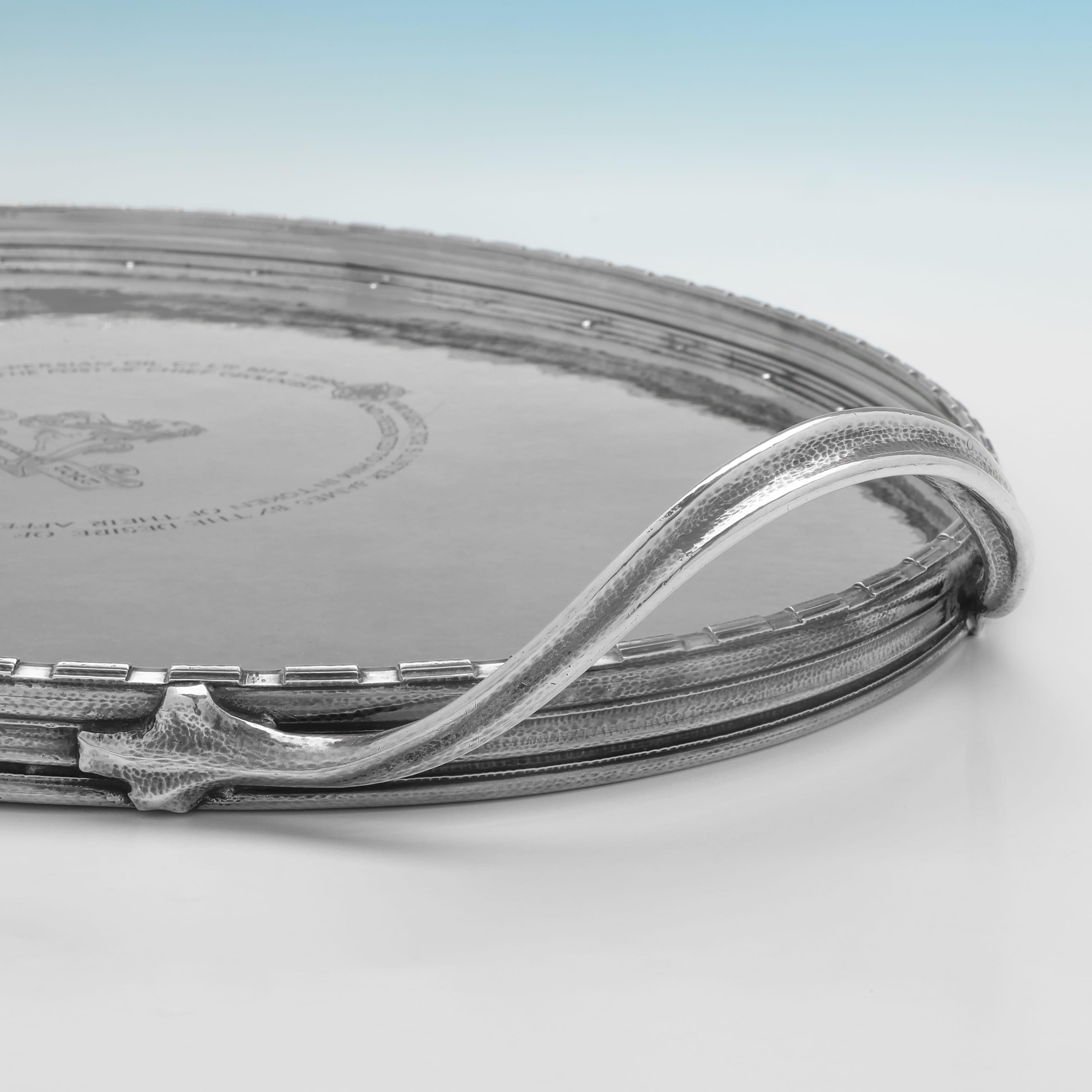 Importante bandeja de presentación de plata de ley fabricada por Omar Ramsden en 1929 - 5,5 kg Inglés
