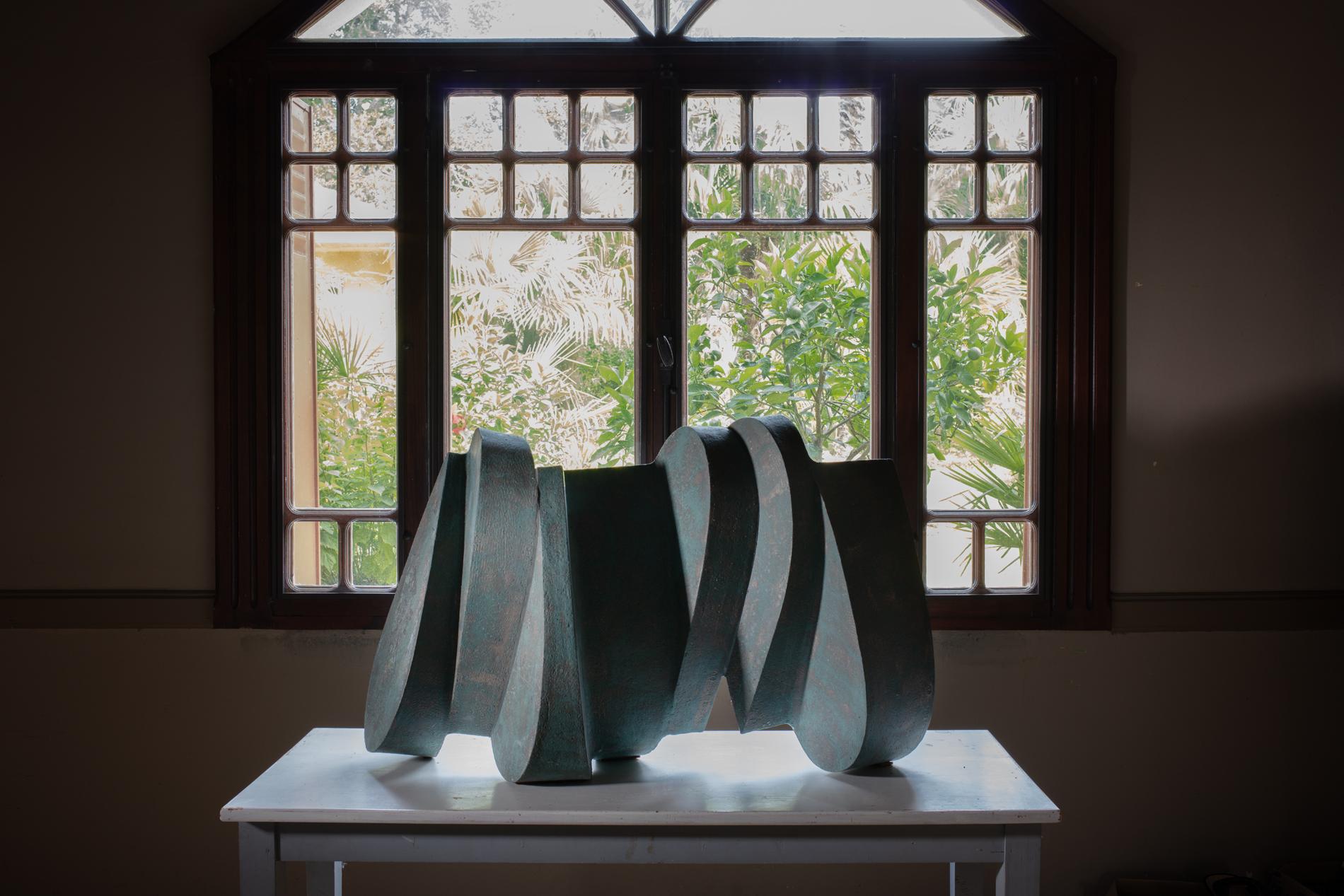 Importante scultura in gres intitolata 