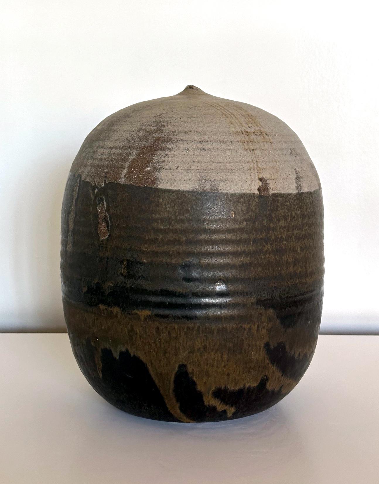 Important Storied Tall Ceramic Pot with Rattle and Handprints by Toshiko Takaezu In Good Condition For Sale In Atlanta, GA