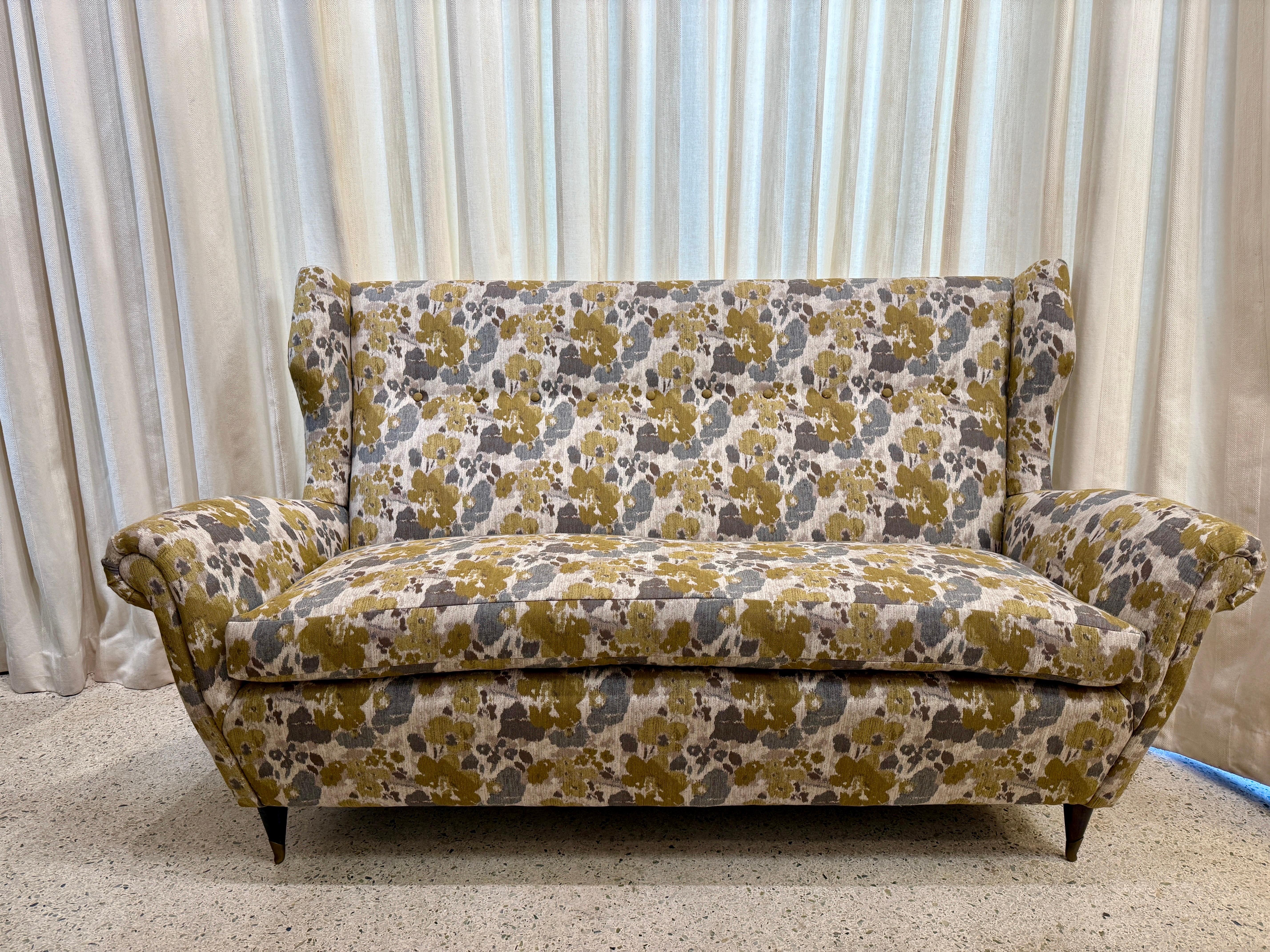 Ein stilvolles, perfekt restauriertes Flügelsofa mit neuem, abstraktem, floralem Stoff, Holz- und Messing-Sabots, Flügeln und gerollten Armlehnen.  HINWEIS:  Es gibt ein passendes Sofa mit demselben Stoff (siehe separates Angebot GUSTAVO OLIVIERI