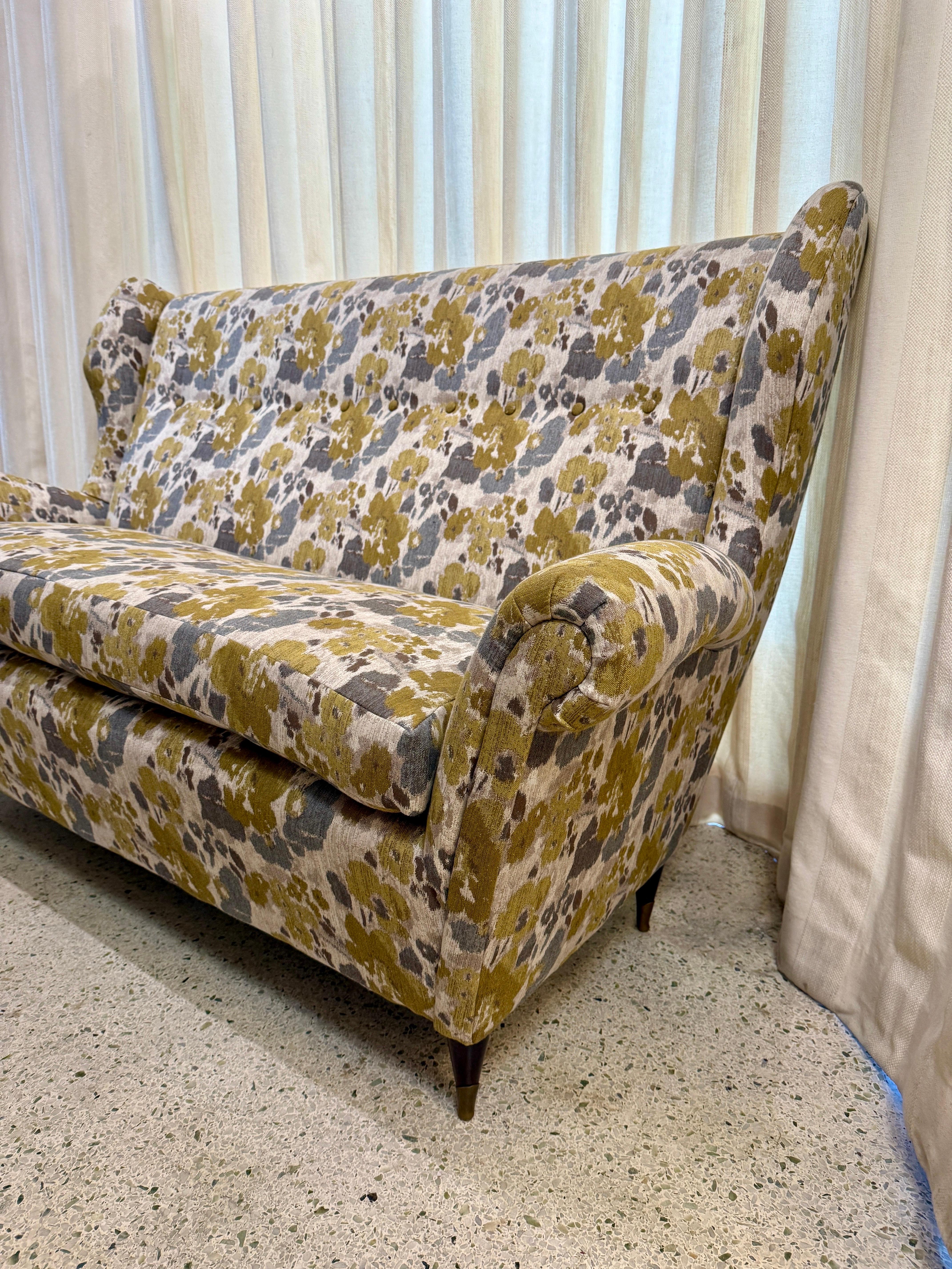 Wichtiges und stilvolles italienisches Vintage-Ohrensessel/Sofa mit Ohrensessel im Zustand „Gut“ im Angebot in North Miami, FL