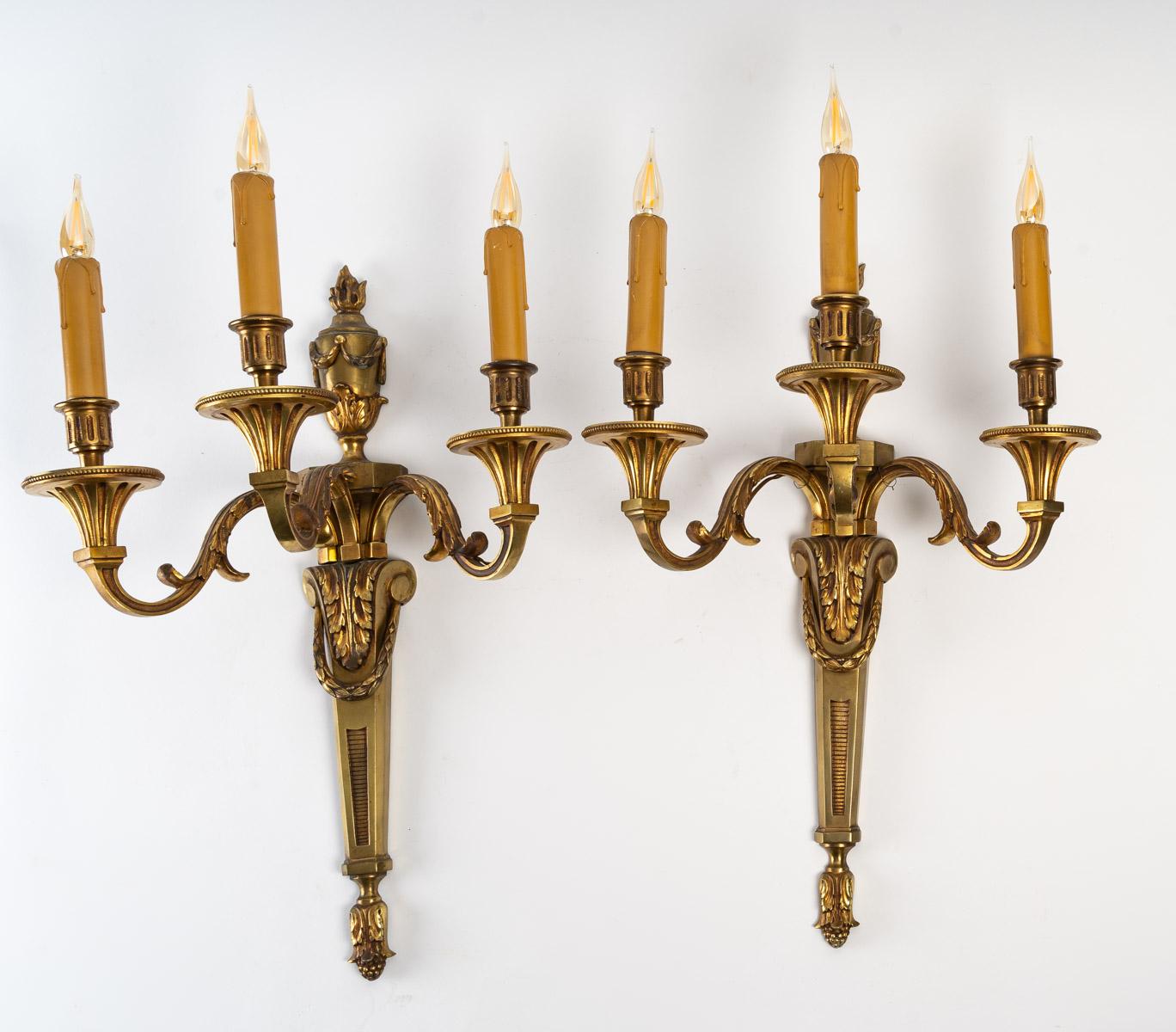 Important suite of four bronze sconces in the Louis XV style, 20th century, 3-light.
Measures: H 55 cm, W 37 cm, D 25 cm.
