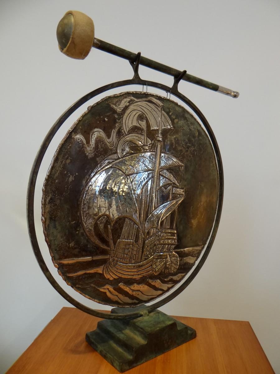 Important and superb bronze table gong of Art Deco period decorated with a sailboat signed Loys, famous Dinandier of this period. Piece of very good quality and its original hammer. Very rare in this dimension. 
Height 37 (cm)., diameter 31.5
