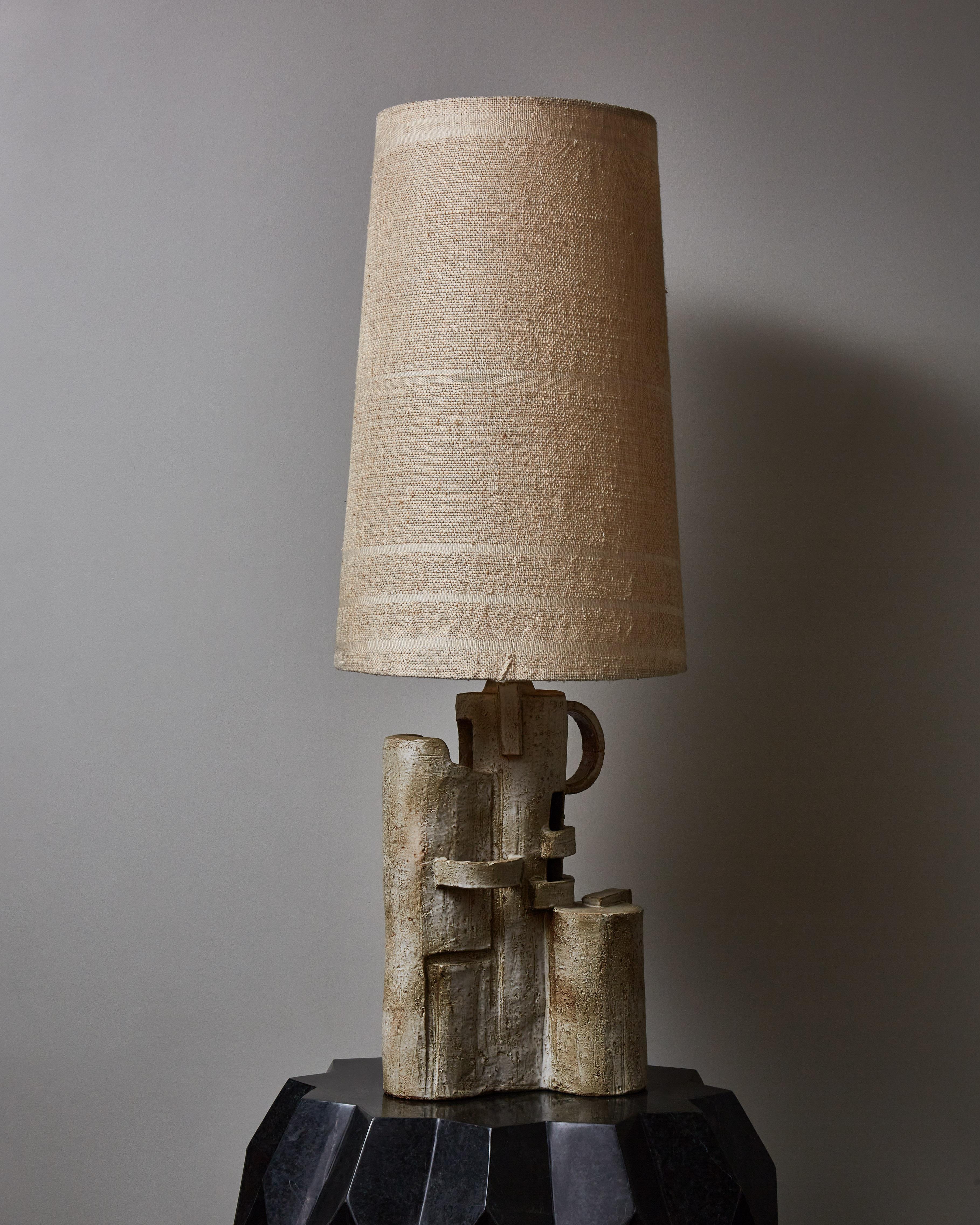 Impressive sculptural table lamp in glazed ceramic by Marius Bessone, circa 1970s. Signed both behind and inside the lamp by the artist.