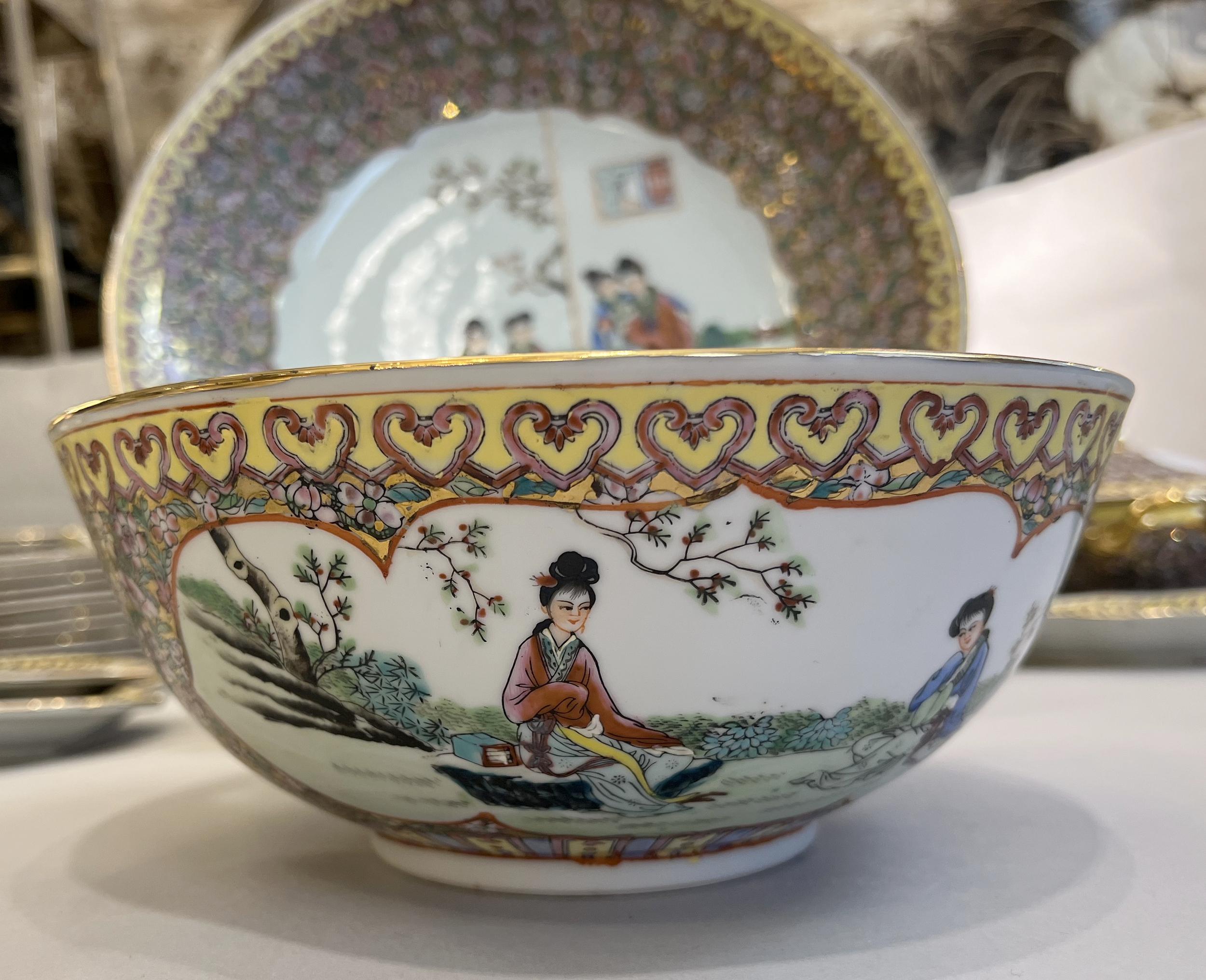 Large Chinese porcelain dinner service, circa 1950/1970, decorated with scenes of domestic life.
It has been used very little and is in perfect condition.
It consists of:
12 dinner plates, 12 soup plates, 12 dessert plates, 12 smaller plates, 12