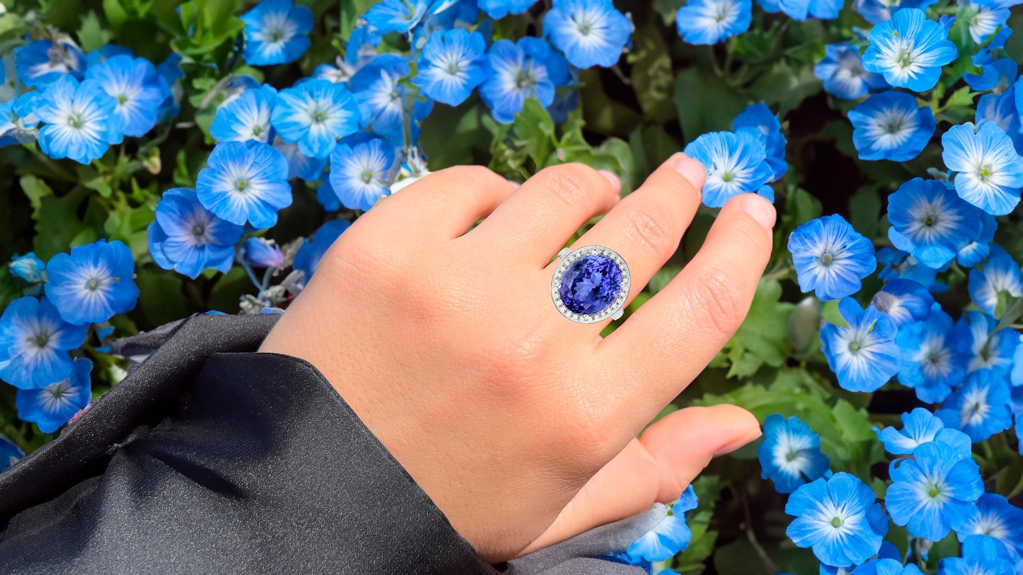 Cushion Cut Important Tanzanite Ring Diamond Setting 18.5 Carats 18K White Gold For Sale