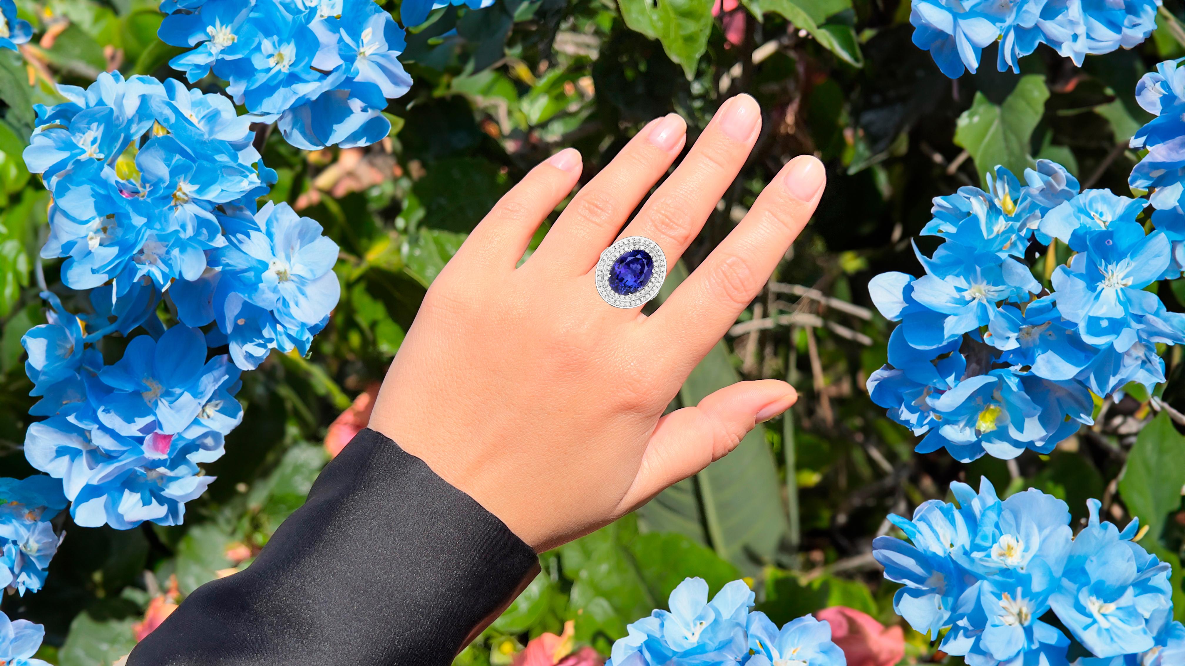 Contemporary Important Tanzanite Statement Ring Diamond Halo 13.7 Carats Total 18K Gold For Sale
