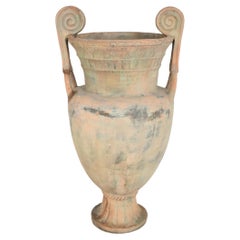 Important vase néoclassique en terre cuite, années 1910