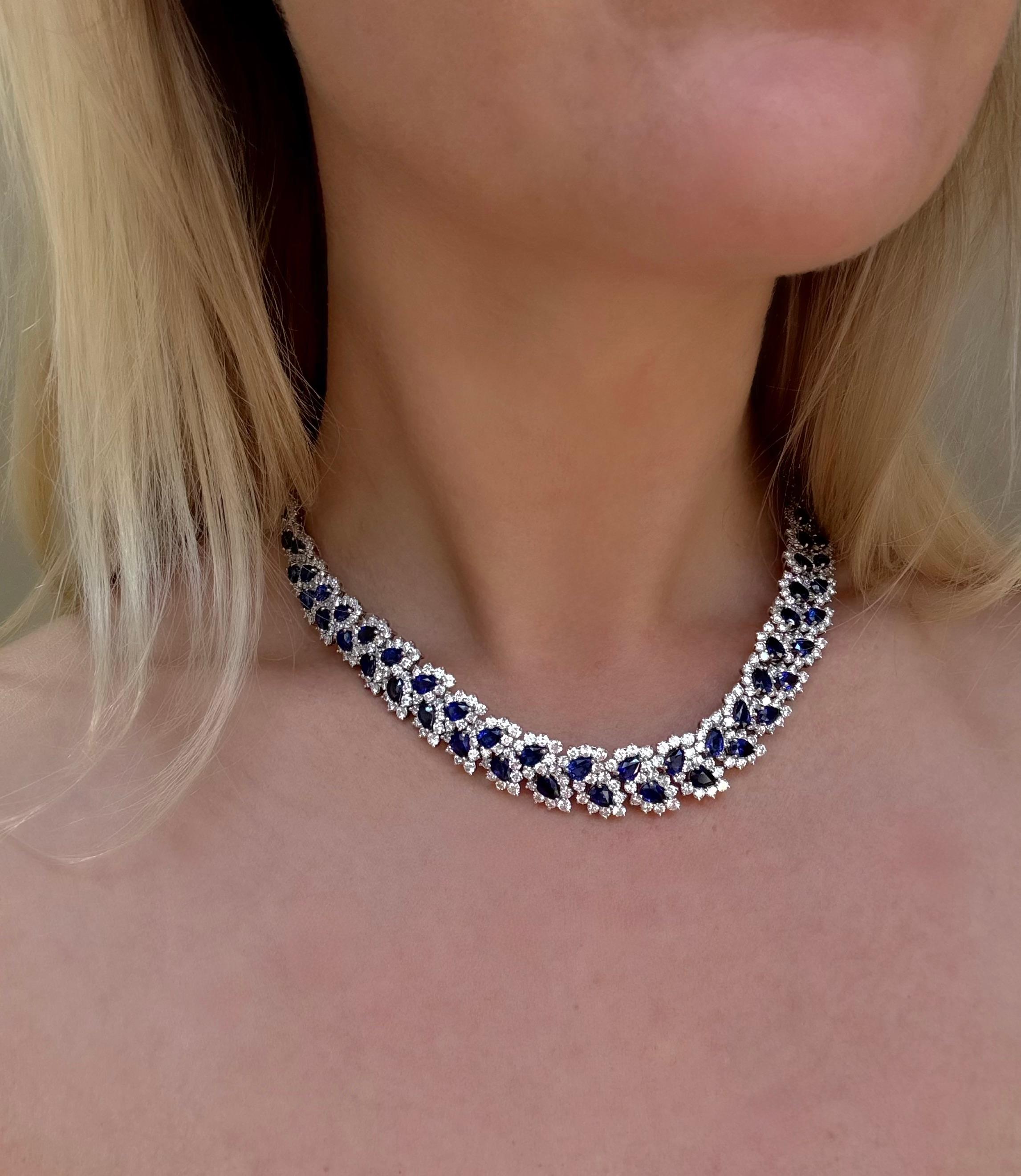 Ce collier époustouflant de Tiffany & Nature capture la beauté de la nature avec un élégant motif de feuilles. Fabriqué à la main en platine, le design présente environ 27,00 carats de saphirs en forme de poire, entourés d'environ 17,00 carats de