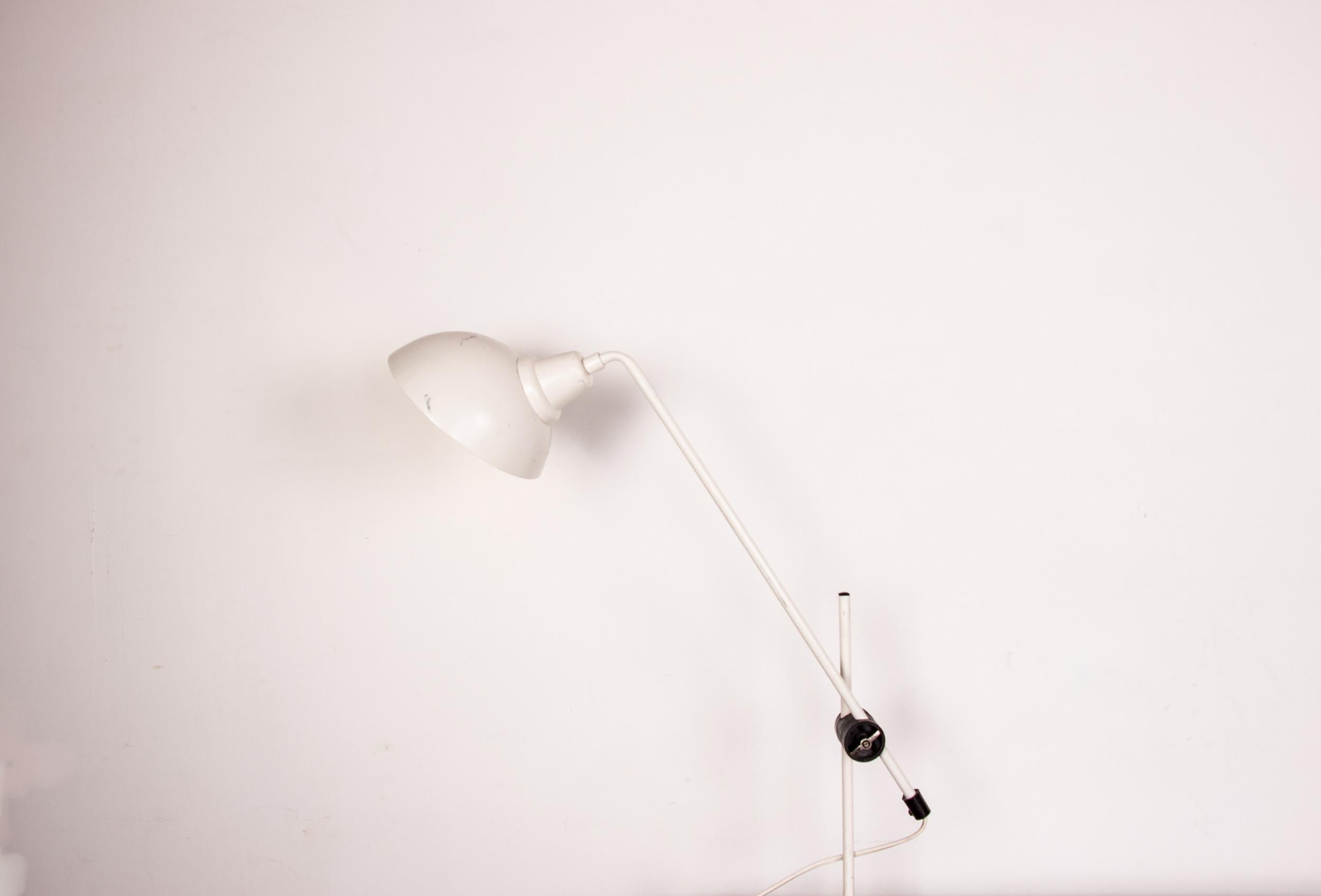 Wichtige kippbare Schreibtischlampe aus weißem Metall 1960. im Angebot 5