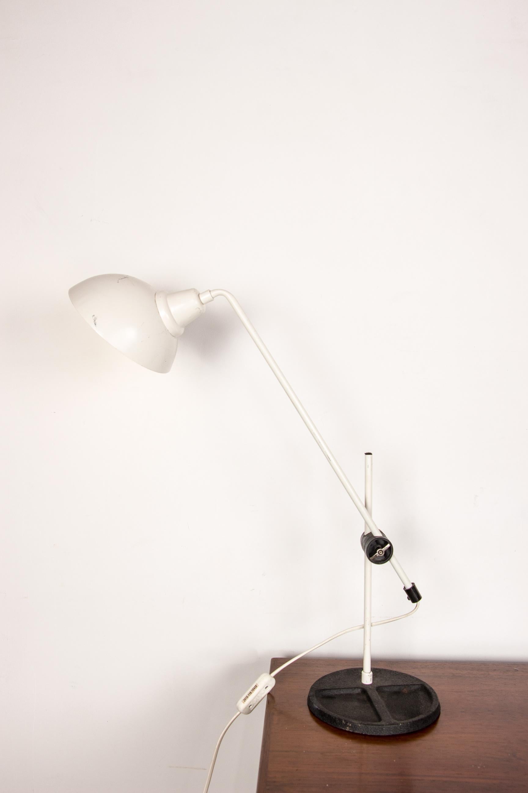 Wichtige kippbare Schreibtischlampe aus weißem Metall 1960. im Angebot 6