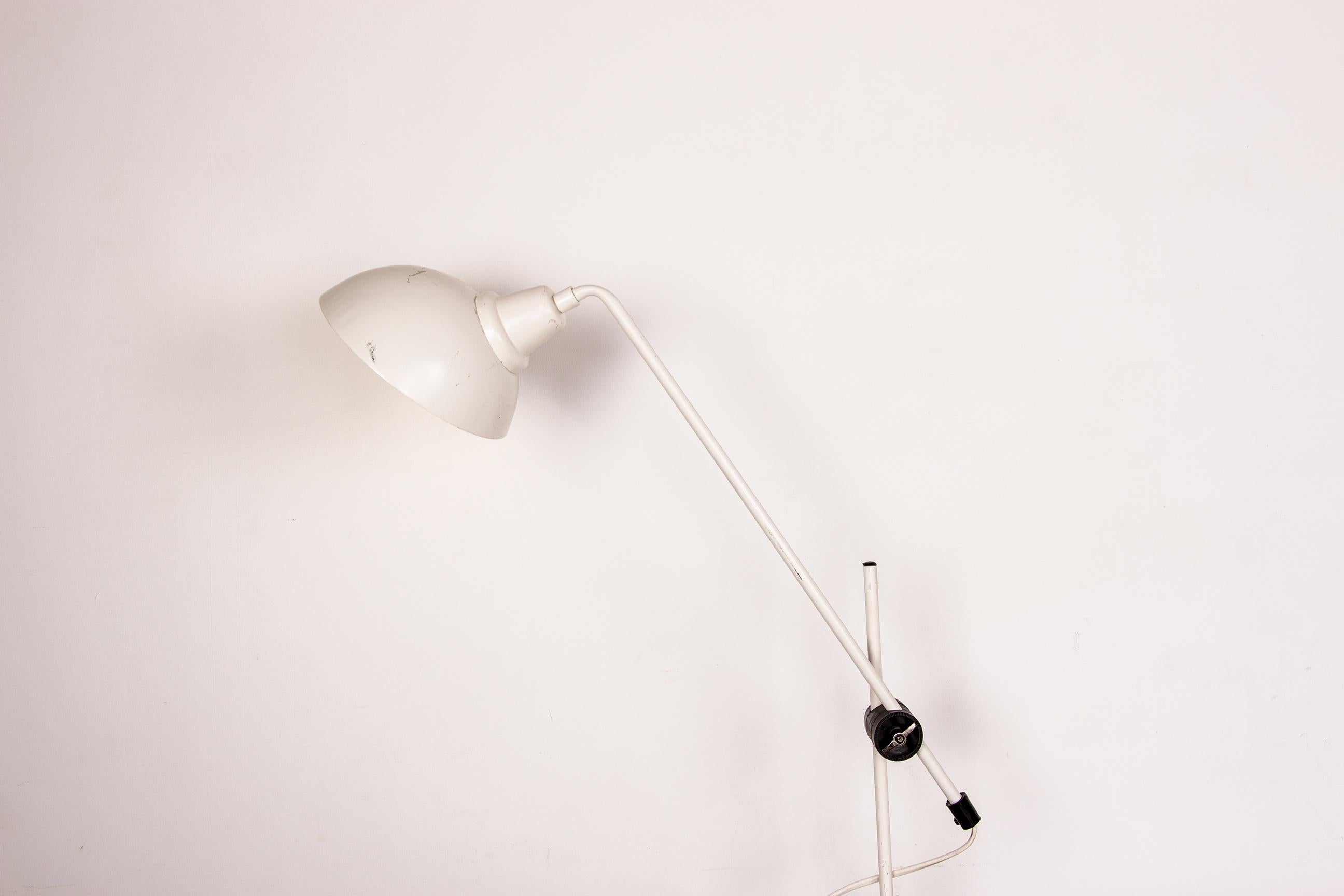 Wichtige kippbare Schreibtischlampe aus weißem Metall 1960. im Angebot 7