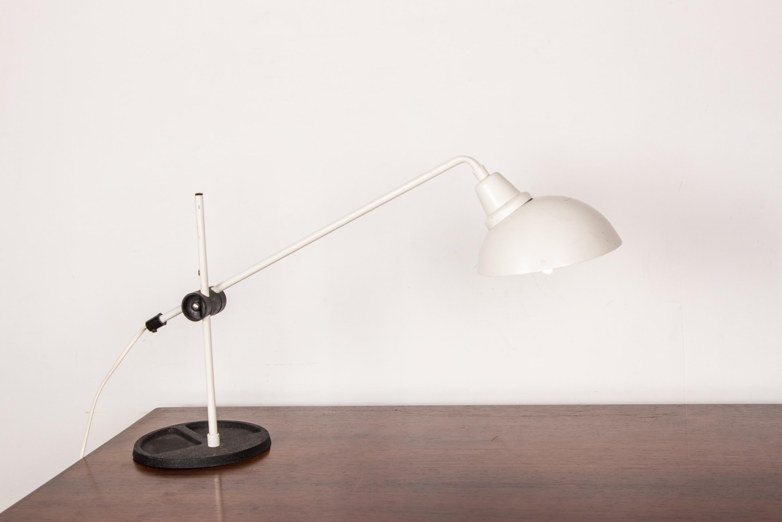 Important tilting desk lamp in white metal 1960. For Sale 9