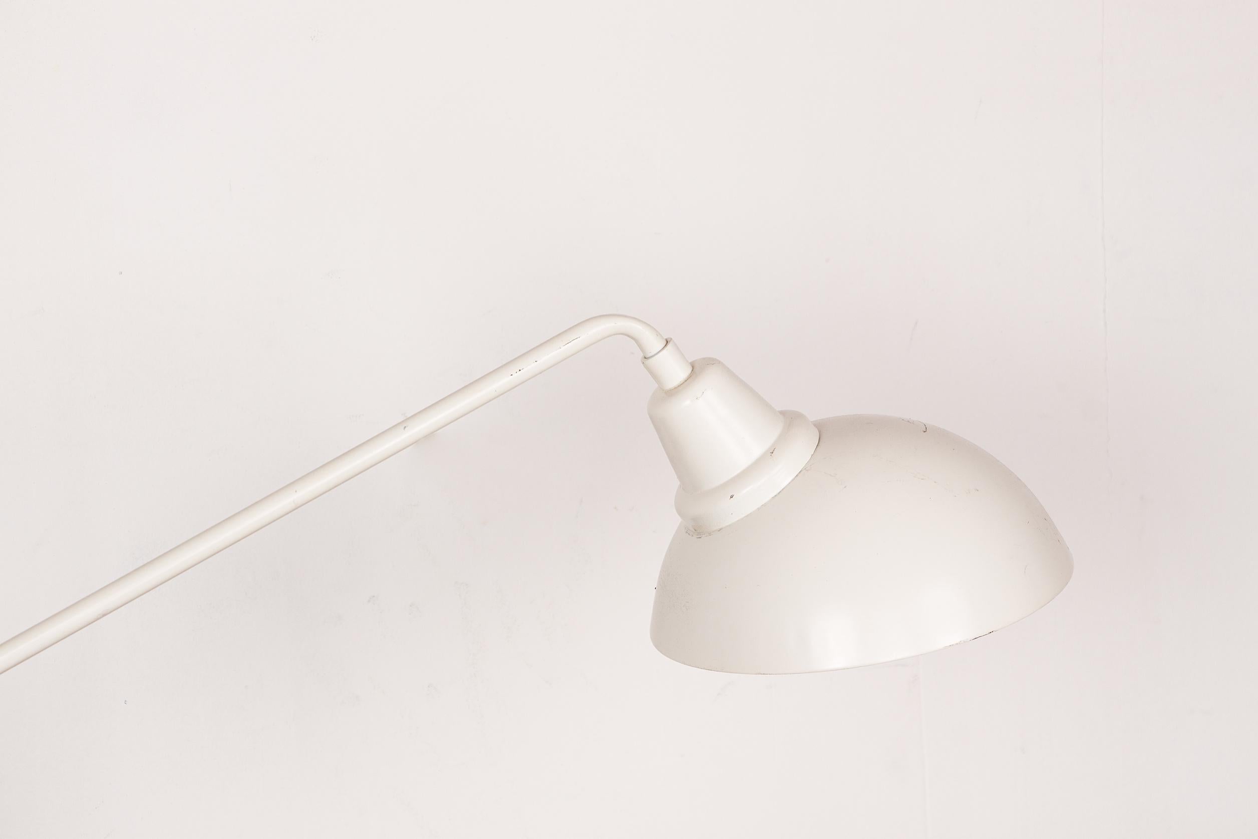 Wichtige kippbare Schreibtischlampe aus weißem Metall 1960. im Angebot 11
