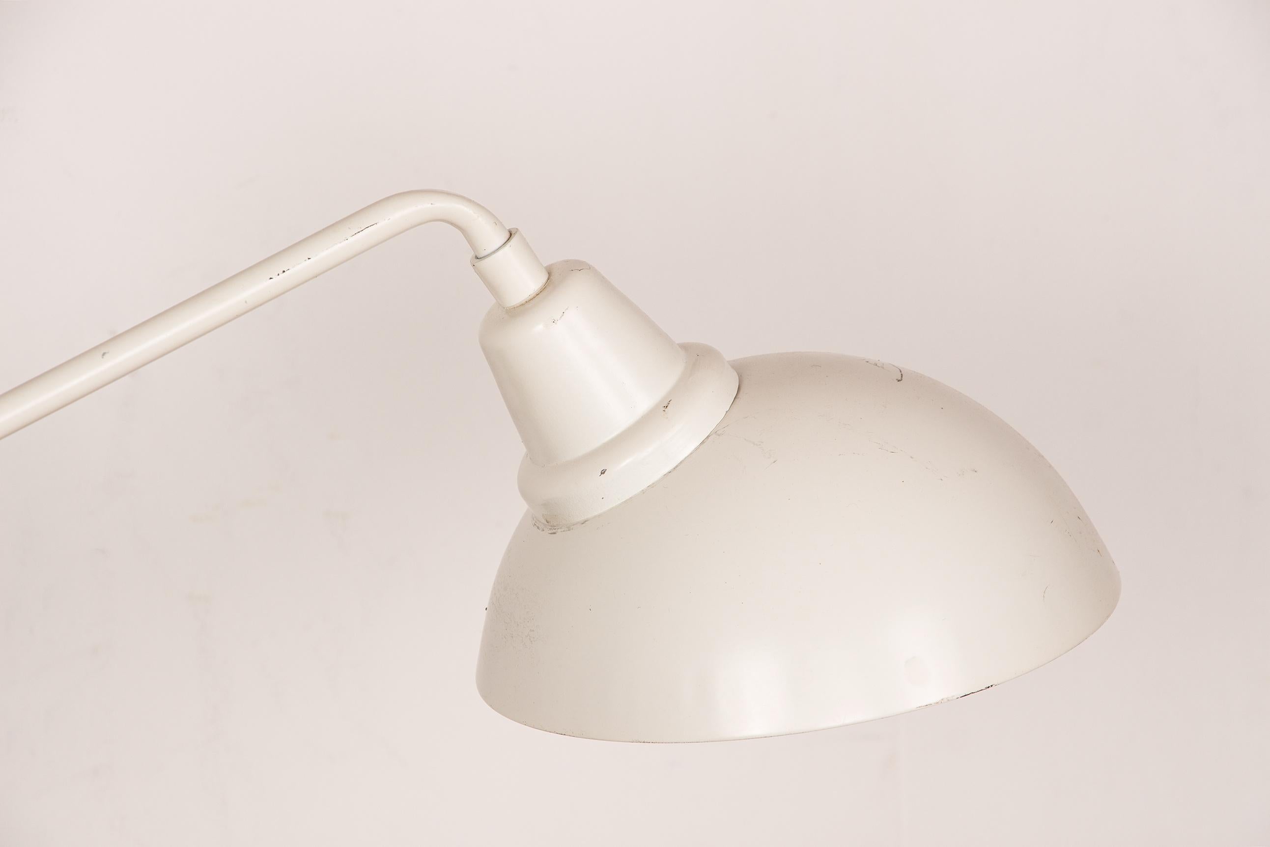 Important tilting desk lamp in white metal 1960. For Sale 11