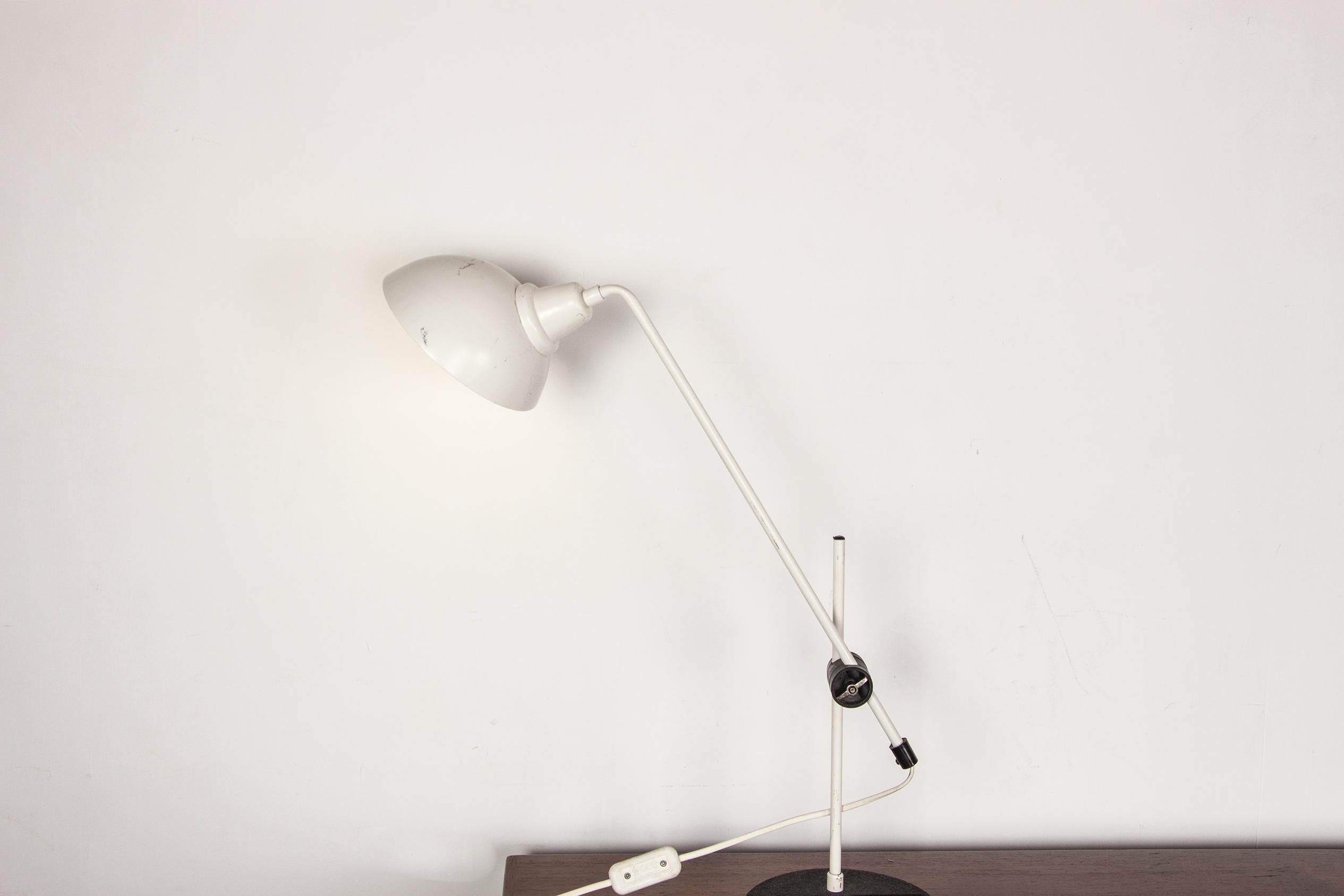 Industrial Important tilting desk lamp in white metal 1960. For Sale