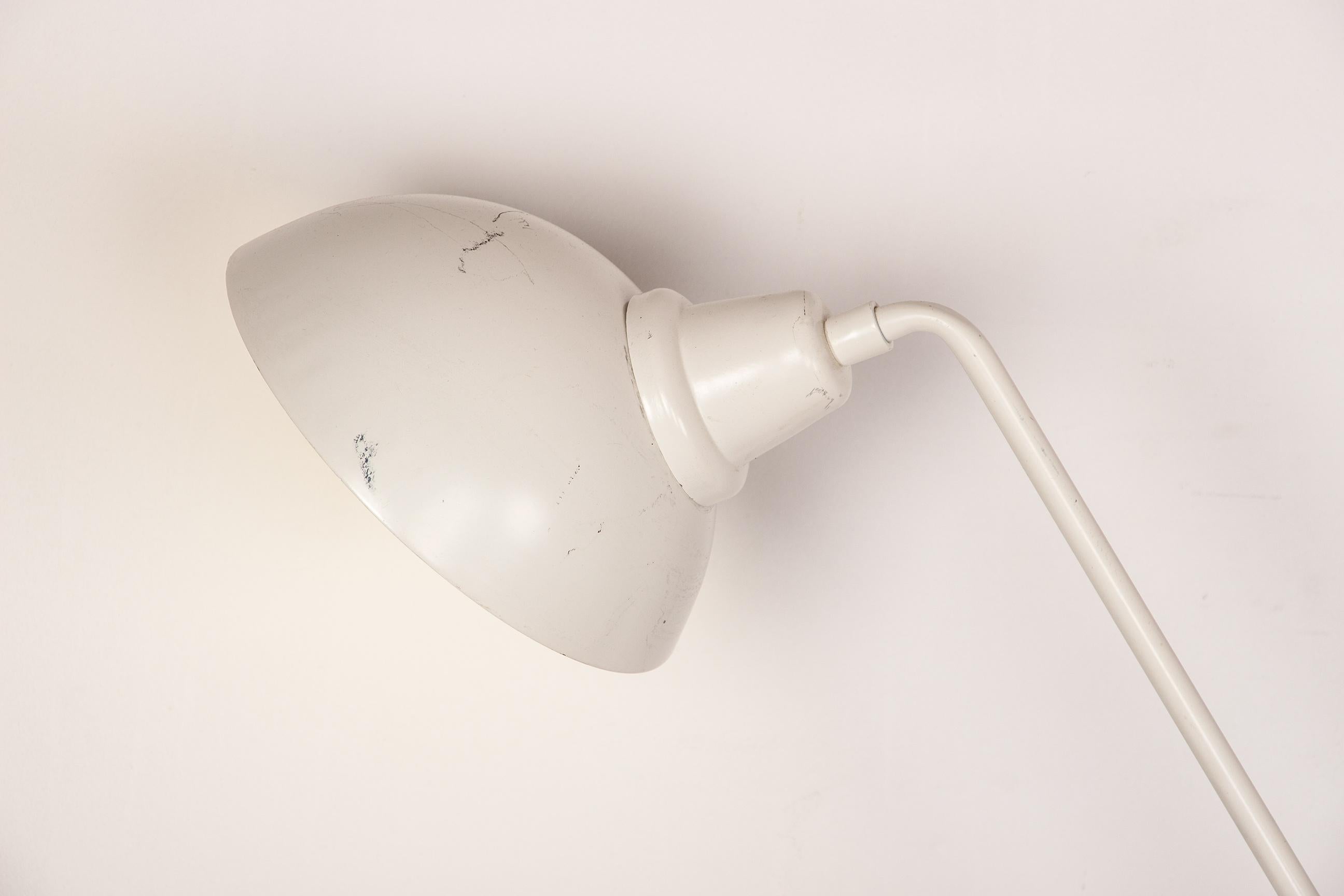 Wichtige kippbare Schreibtischlampe aus weißem Metall 1960. im Zustand „Gut“ im Angebot in JOINVILLE-LE-PONT, FR