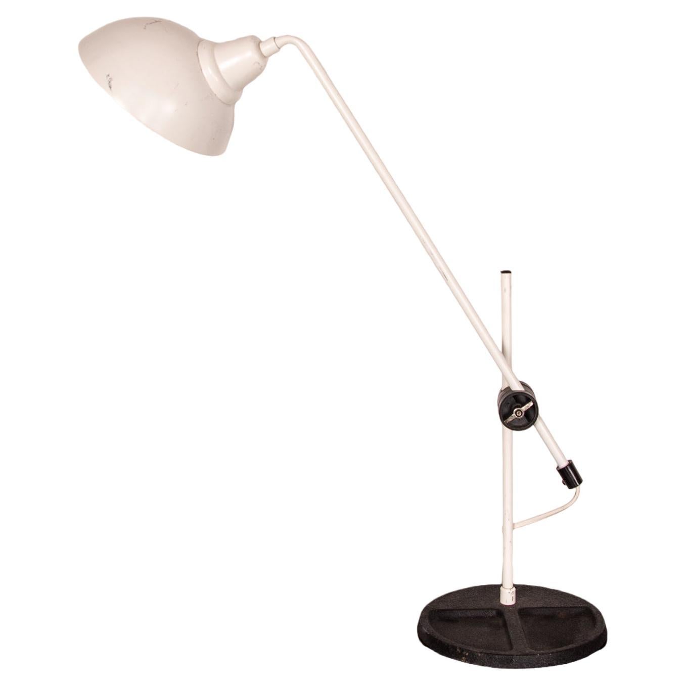Importante lampe de bureau inclinable en métal blanc 1960.