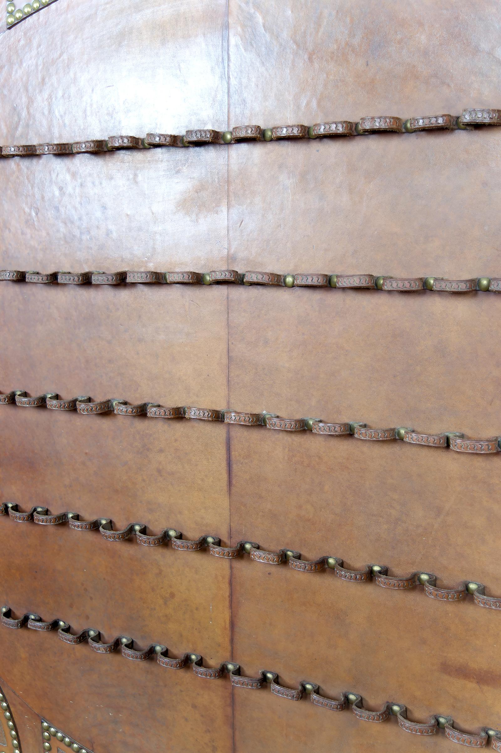 Important Stand de pipe à tabac en cuir repoussé, France, 20e siècle en vente 4