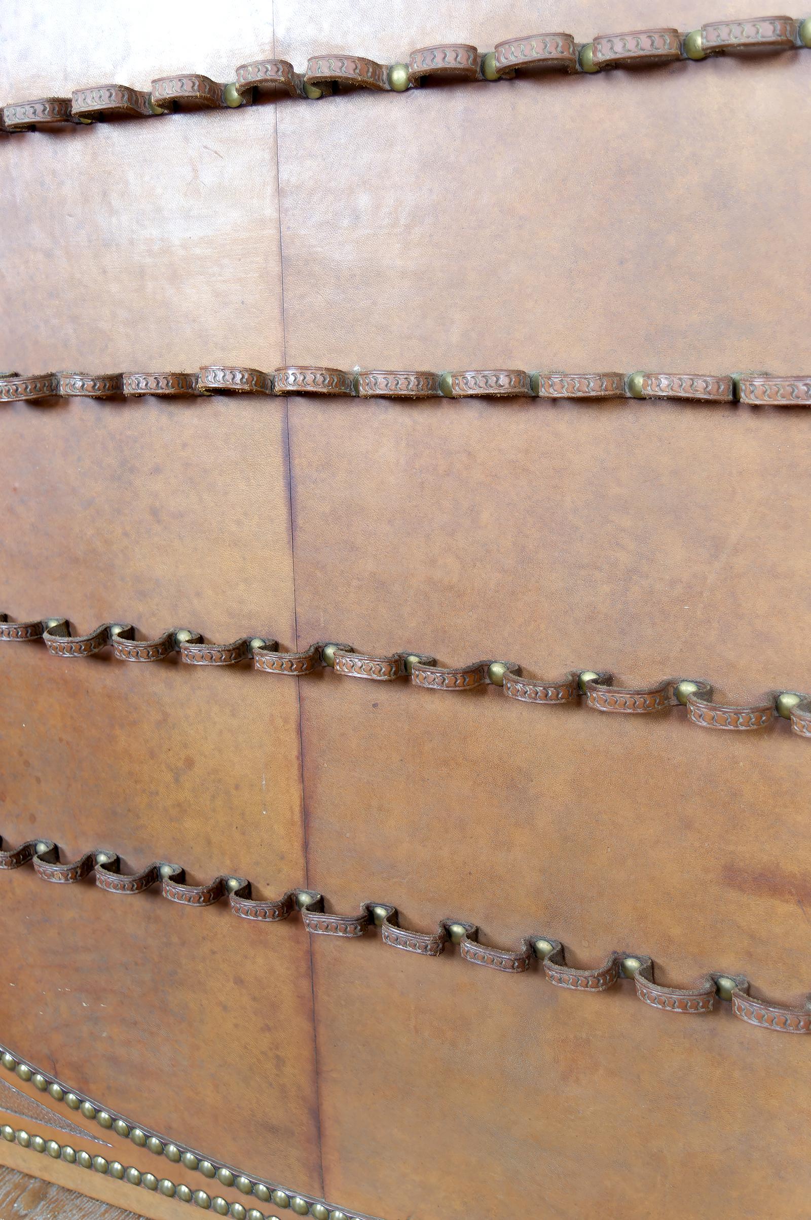 Important Stand de pipe à tabac en cuir repoussé, France, 20e siècle en vente 5