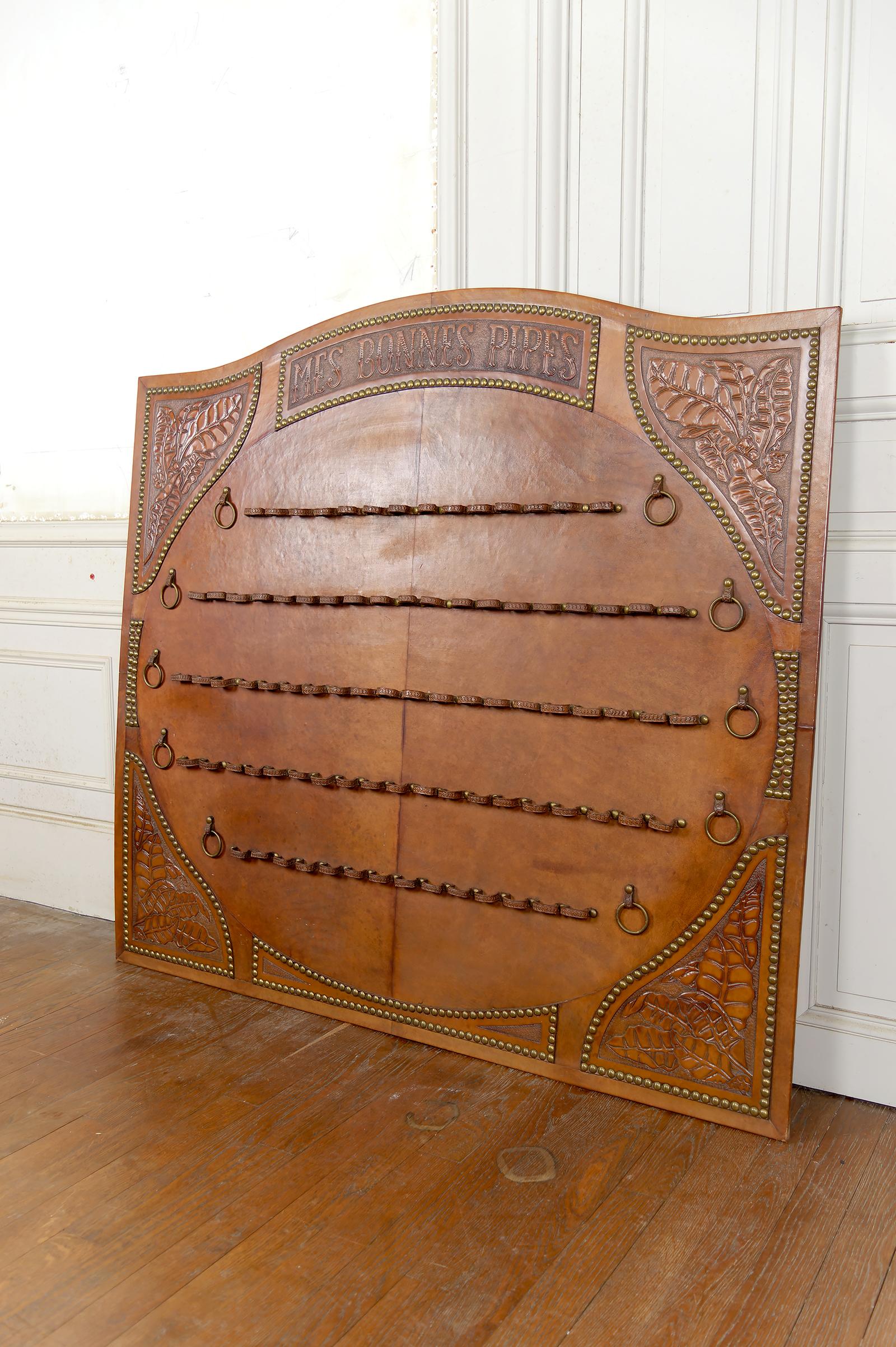 Art nouveau Important Stand de pipe à tabac en cuir repoussé, France, 20e siècle en vente
