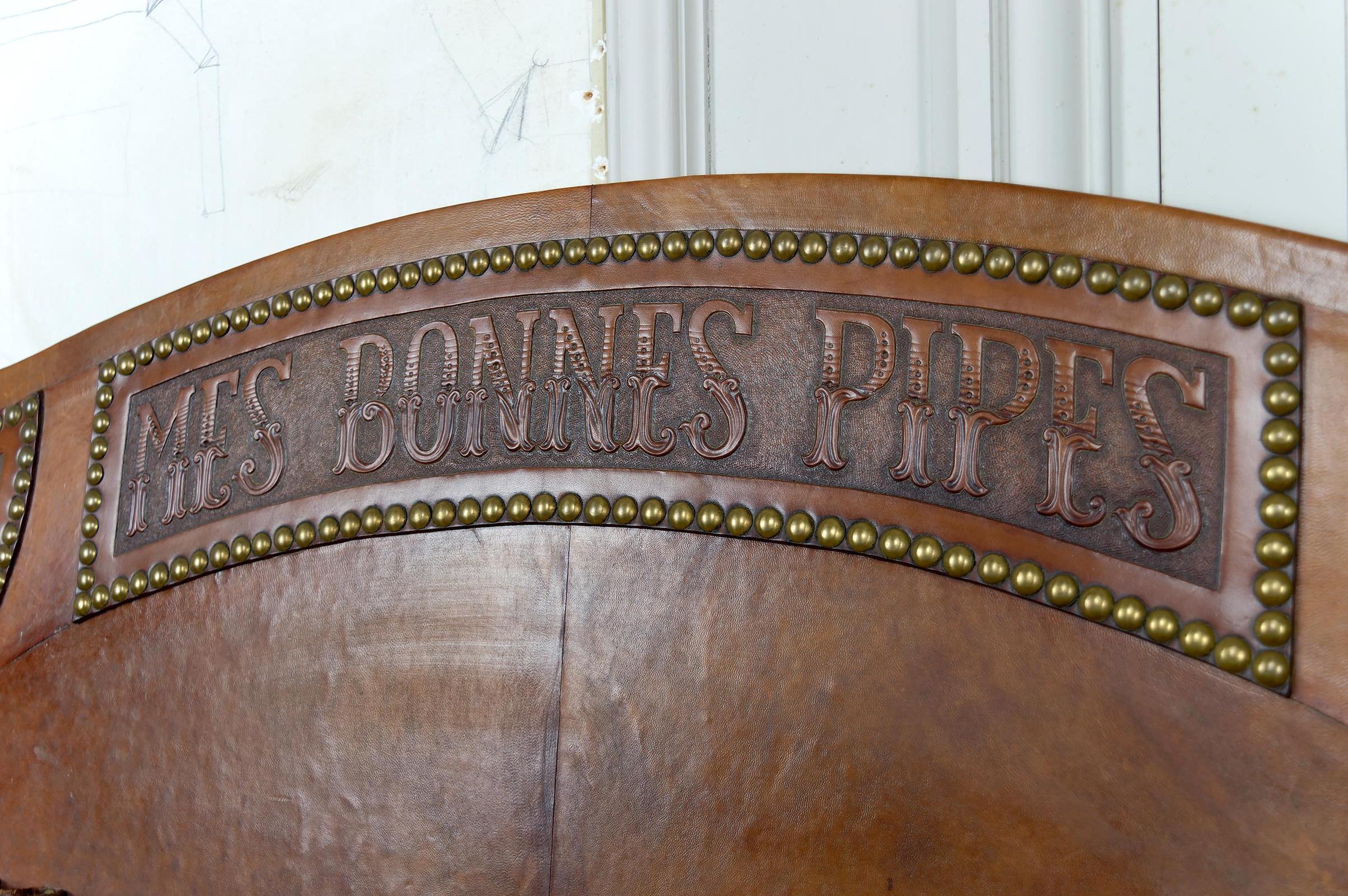 Important Stand de pipe à tabac en cuir repoussé, France, 20e siècle Bon état - En vente à VÉZELAY, FR