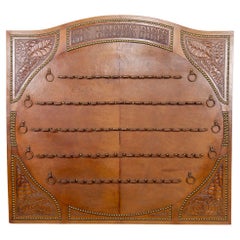 Important Stand de pipe à tabac en cuir repoussé, France, 20e siècle